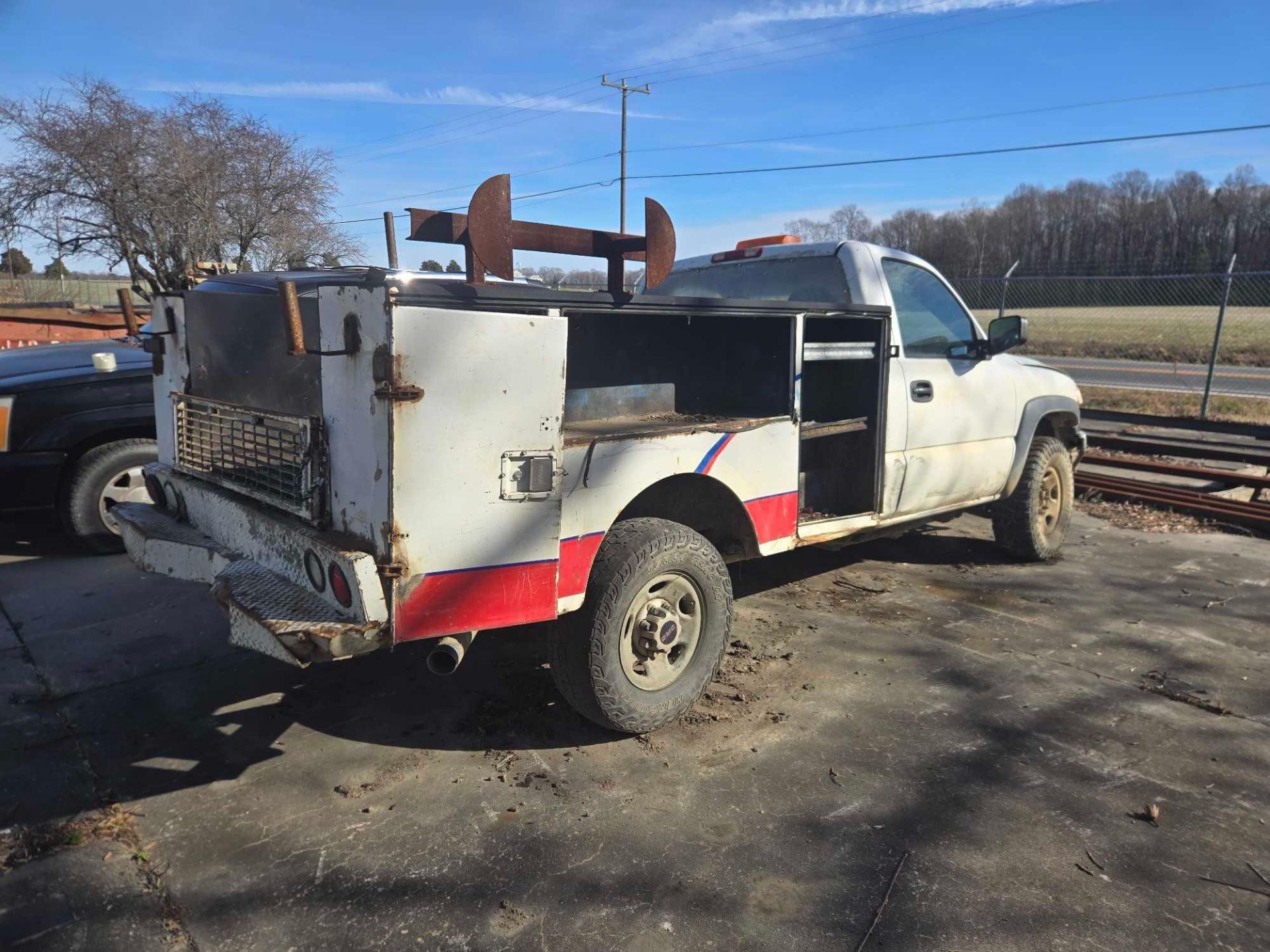 (2003) GMC 2500 with Utility Box - Image 2 of 6
