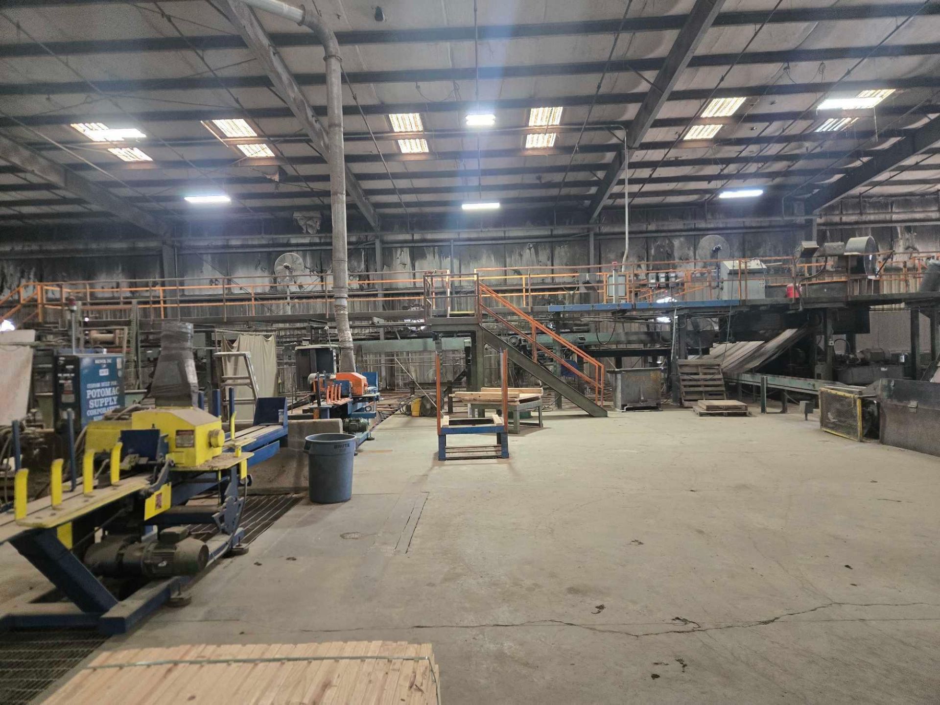 PHOTOS / FEATURED ASSETS - Image 30 of 120