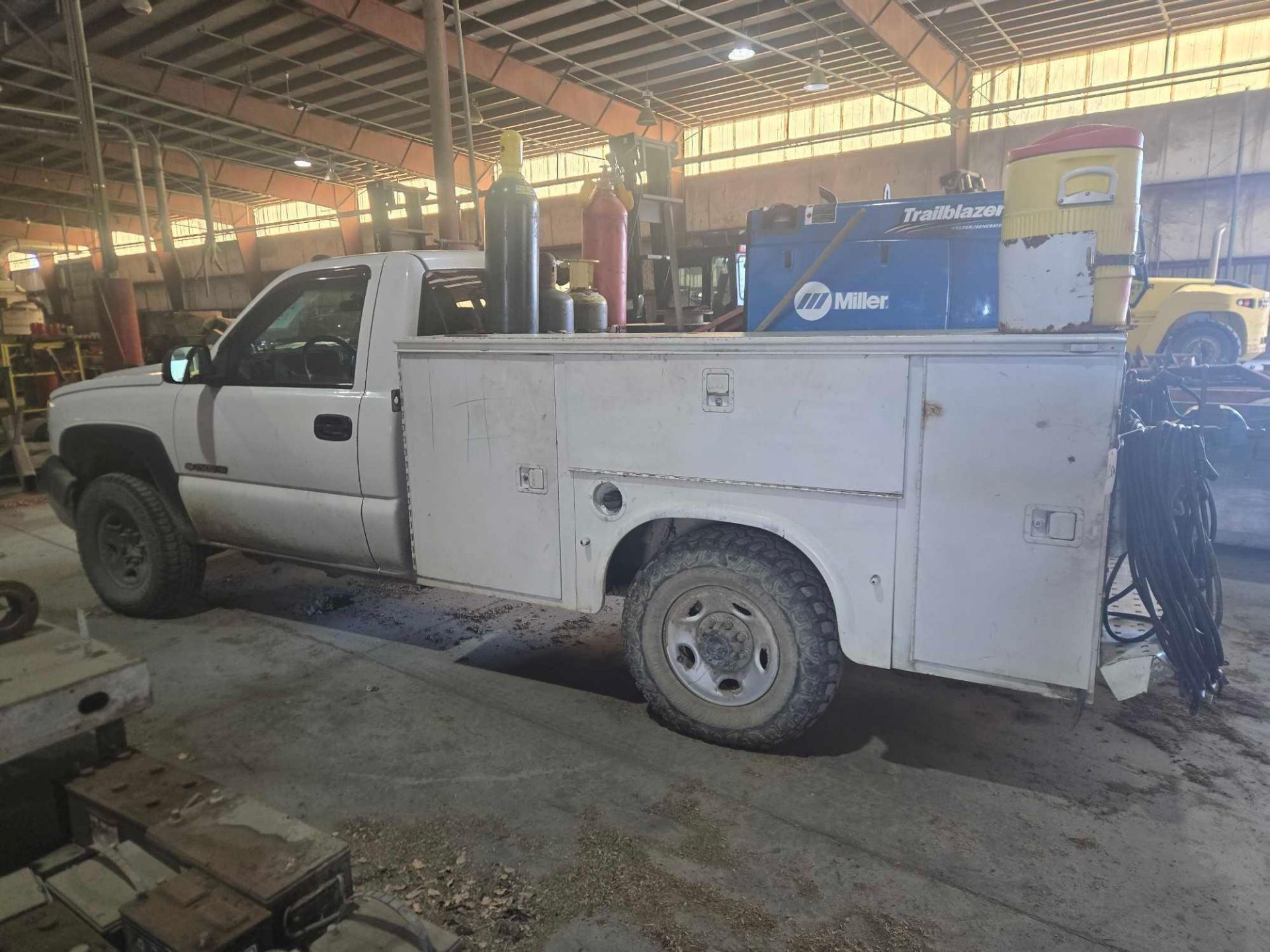 (2006) Chevy 2500 with Utility Box with Miller Welder - Image 4 of 14
