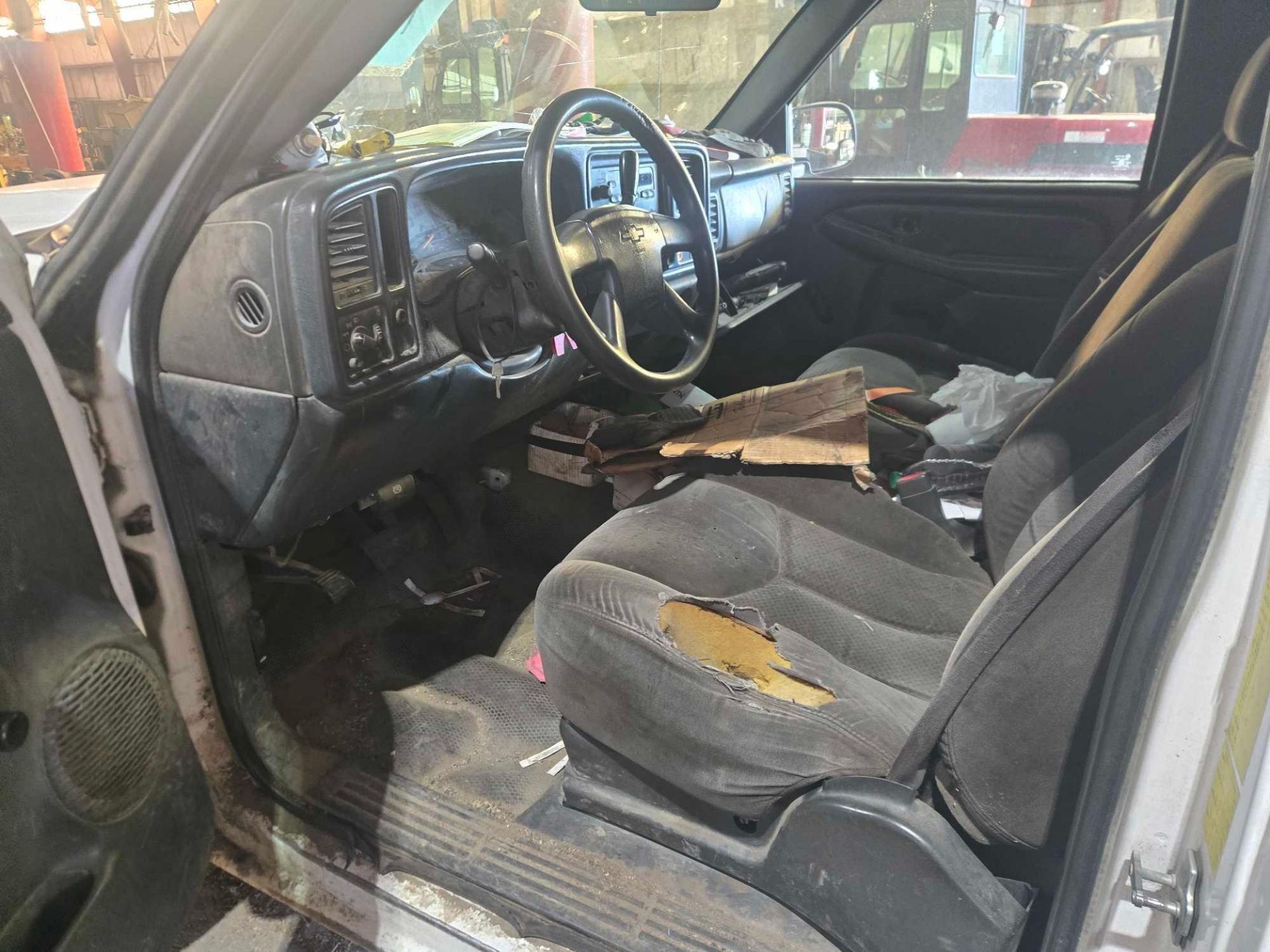 (2006) Chevy 2500 with Utility Box with Miller Welder - Image 10 of 14