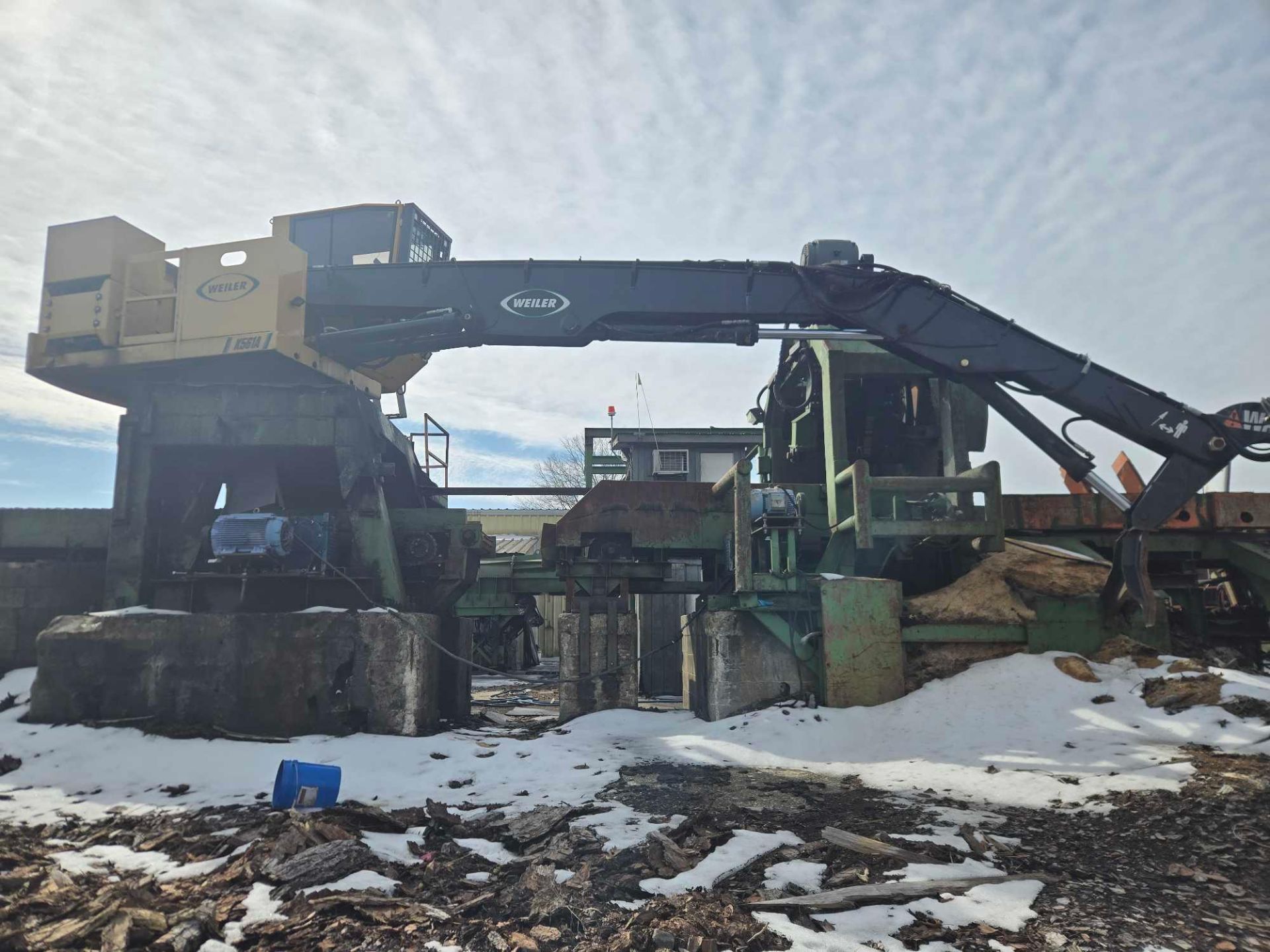 (2023) Weiler K561A Stationary Knuckle Boom Loader w/ LIve Heel - Image 2 of 15