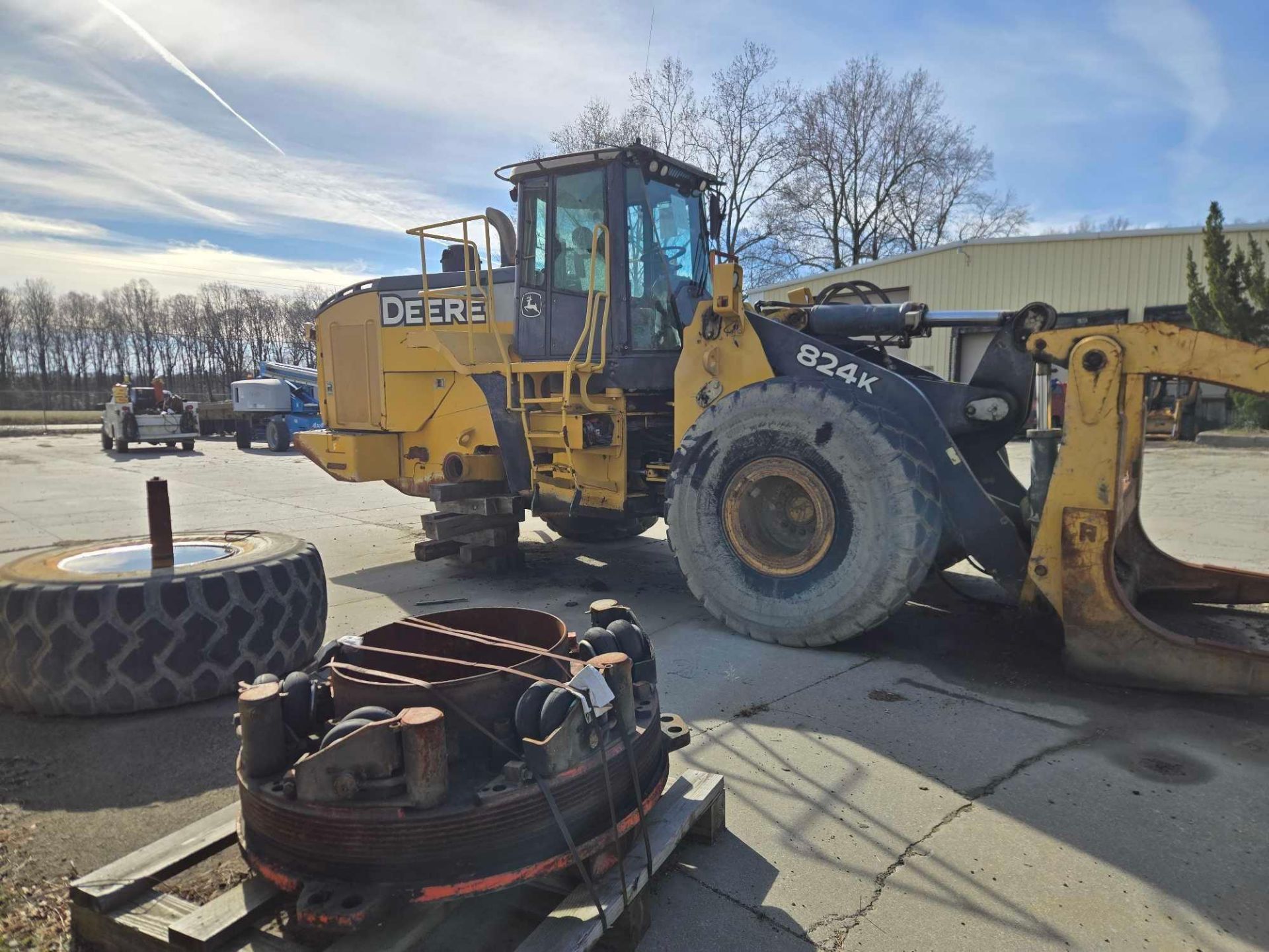 (2015) John Deere 824K Wheel Loader - Image 8 of 10