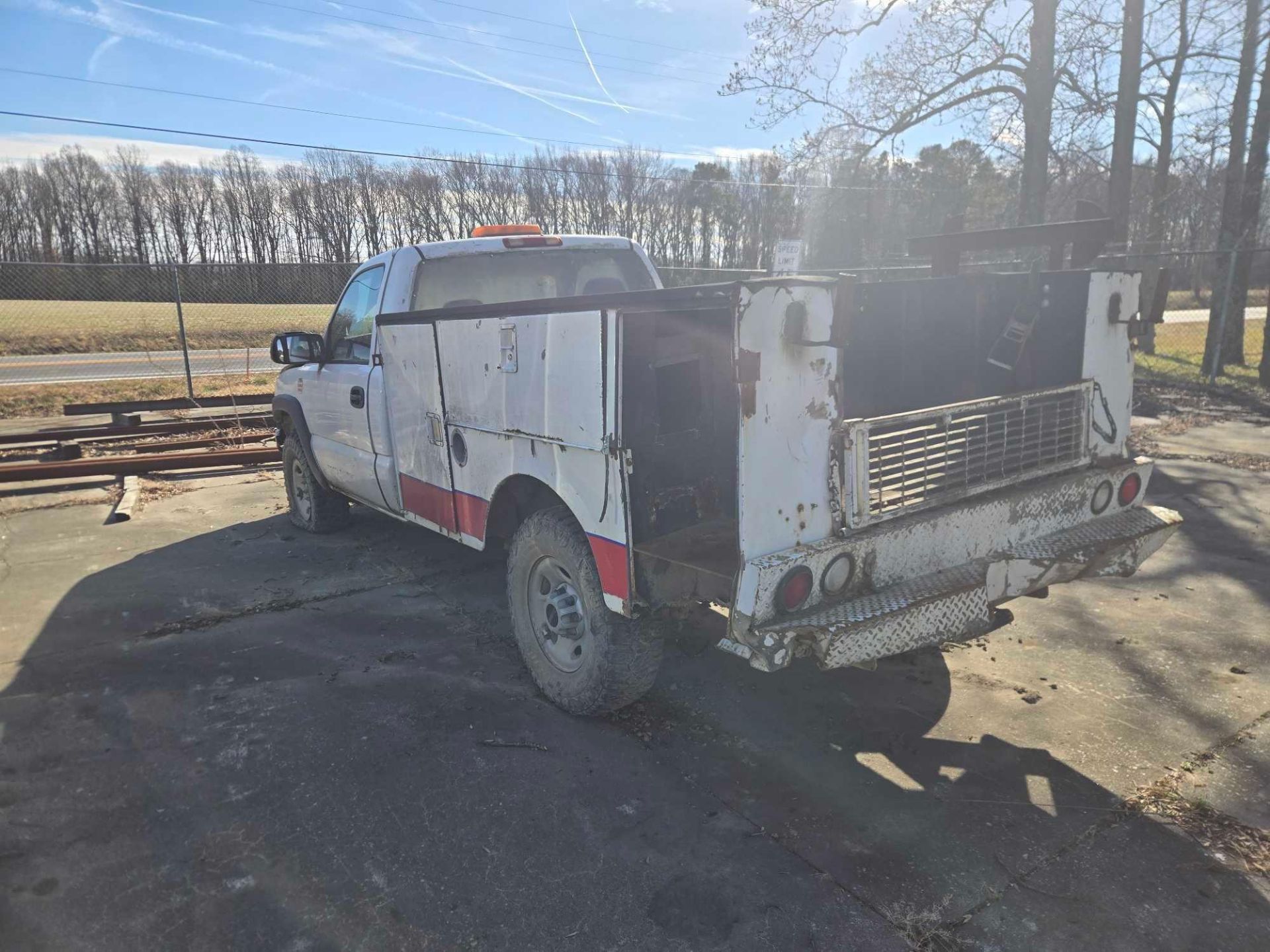 (2003) GMC 2500 with Utility Box - Image 4 of 6