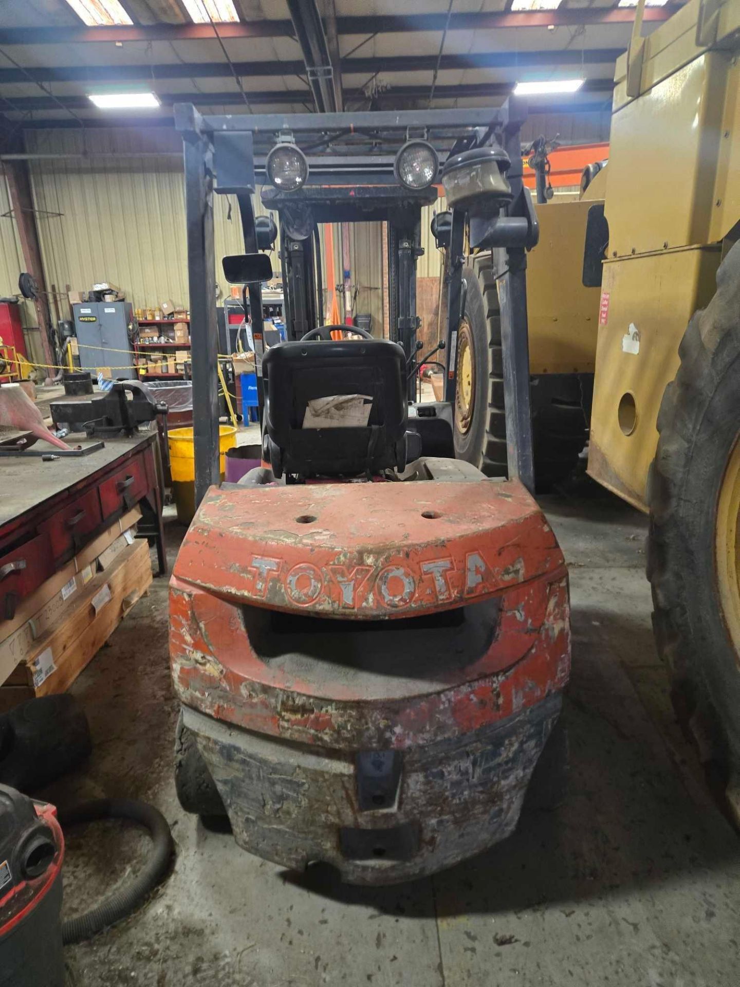 (2005) Toyota Forklift Model #7FDU25 - Image 3 of 5