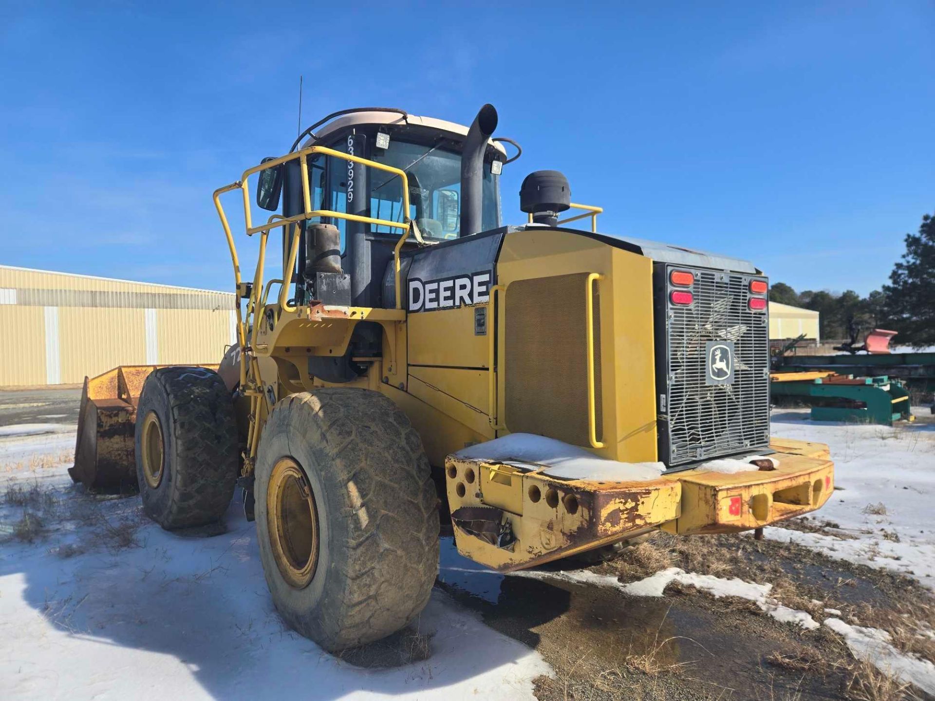 (2011) John Deere 724K - Image 2 of 12