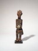 Weibliche Zauberfigur der Songye mit Medizinbeutel und Lendenschurz | Kongo