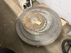 Pallet containing various diameter floor cutting discs