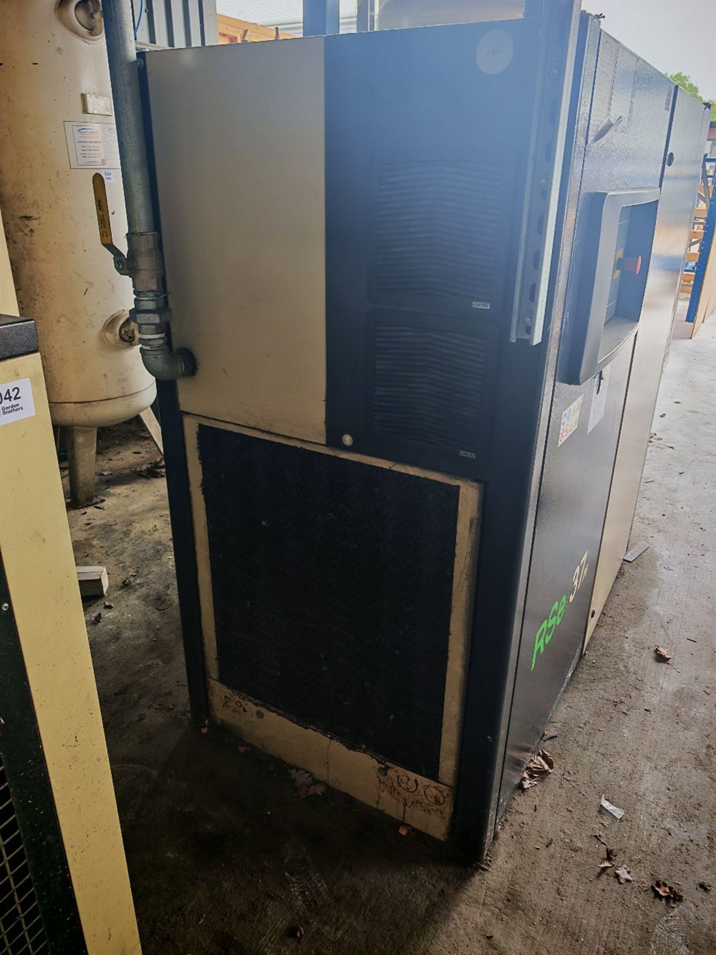 (2021) Ingersoll Rand RSe37n packaged air compressor with receiver - Image 7 of 16