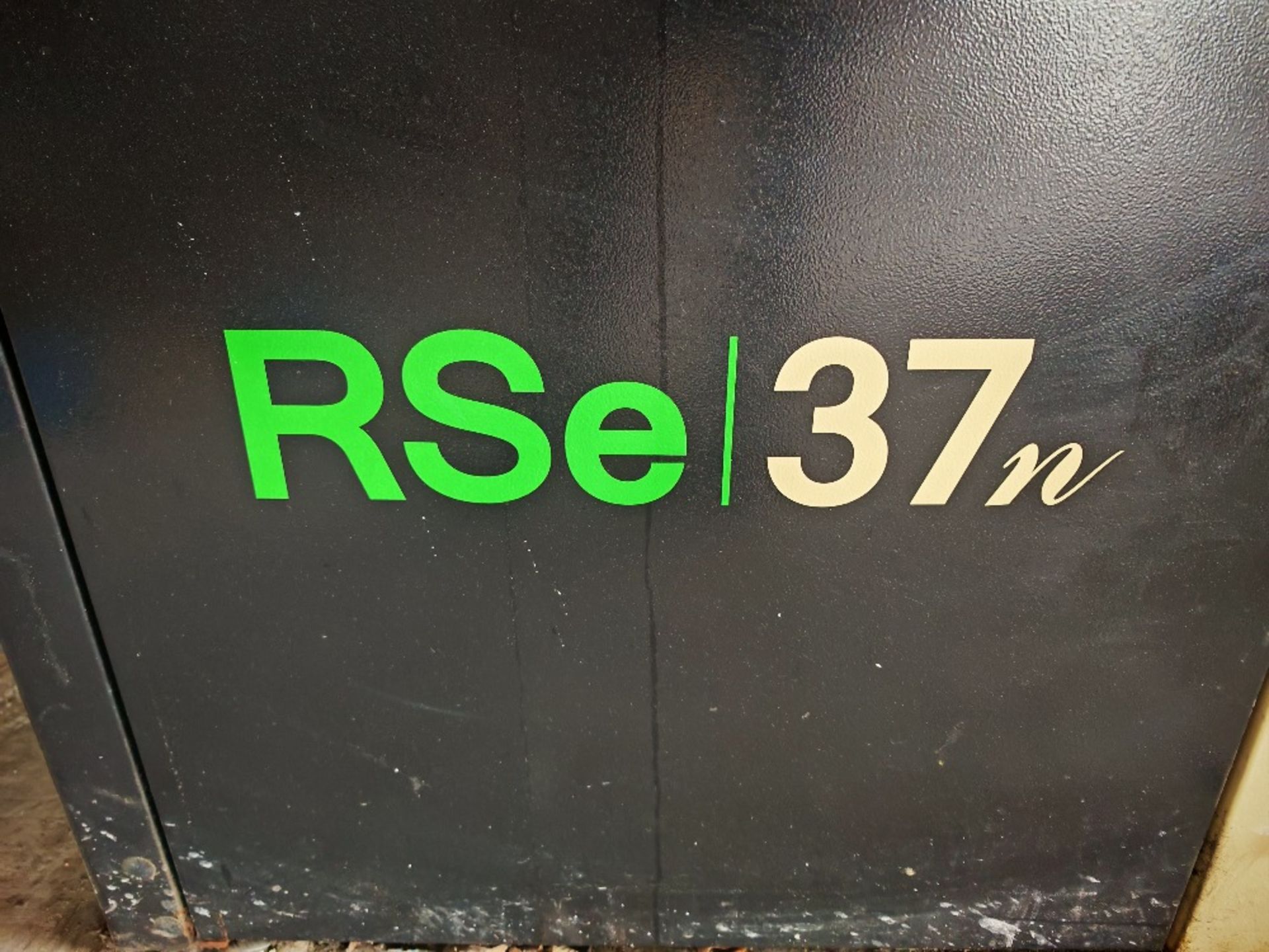 (2021) Ingersoll Rand RSe37n packaged air compressor with receiver - Image 12 of 16