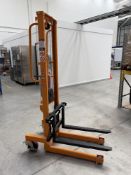 Hand rotary pallet stacker