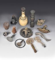 AN MISCELLANEOUS COLLECTION OF METAL DESK AND FOB SEALS