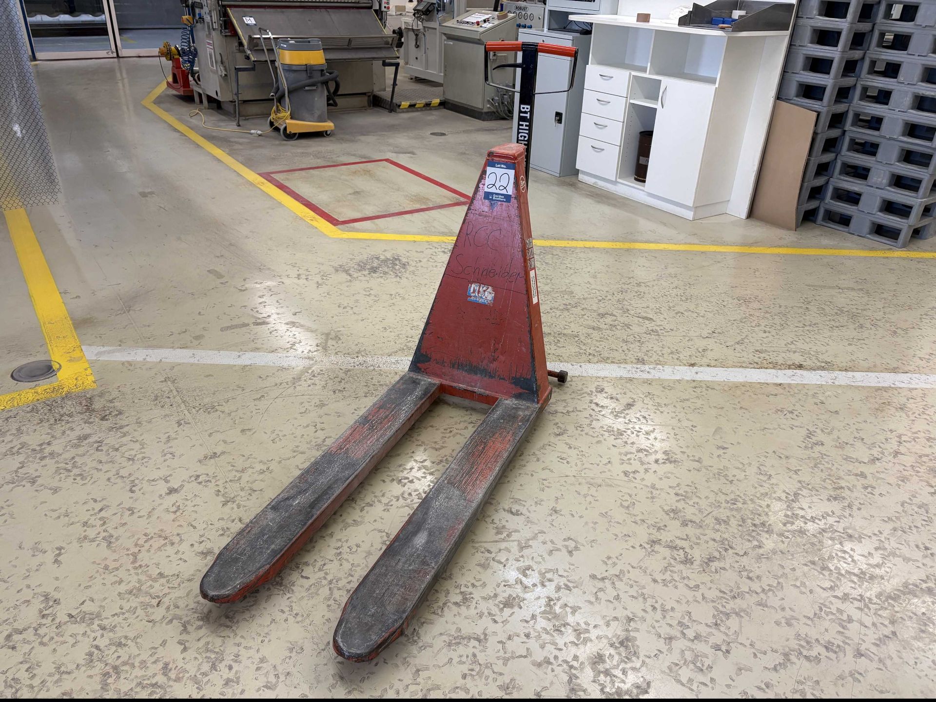 BT HL10/3 high lifter hydraulic pallet truck, 1000kg maximum capacity, S/No.468502, year 2001