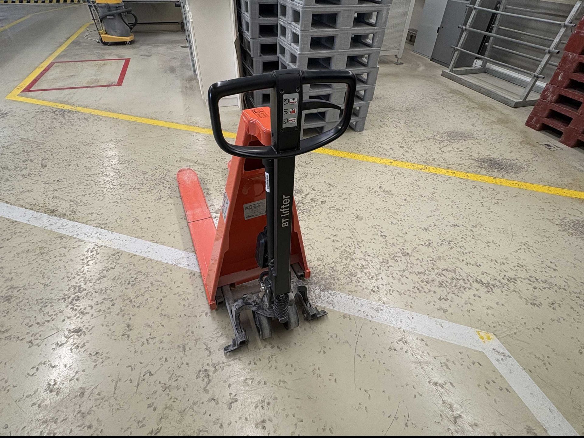 Toyota HHM100 high lifter hydraulic pallet truck, 1000kg maximum capacity, S/No.4581246, year 2024 - Image 3 of 6