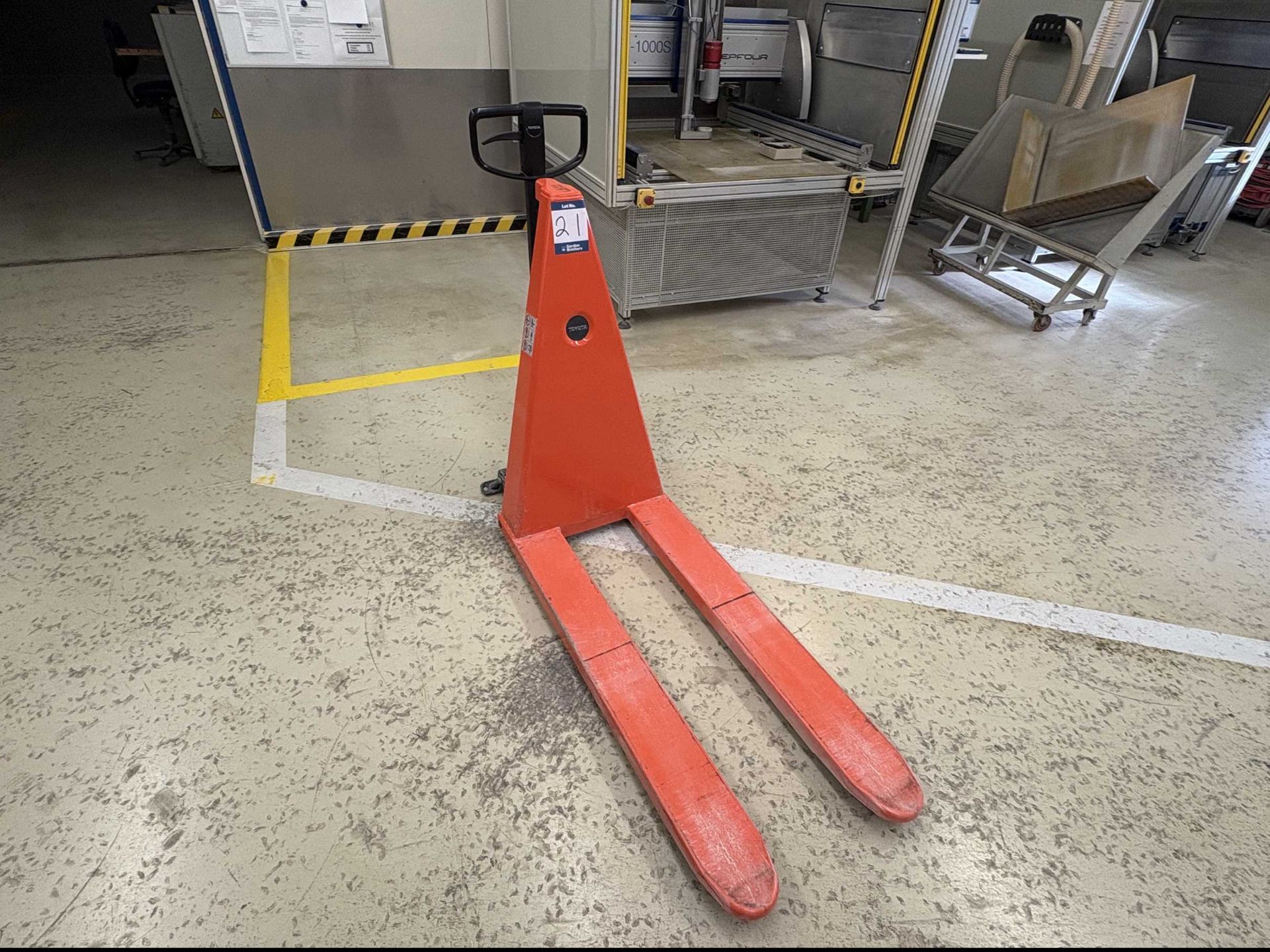 Toyota HHM100 high lifter hydraulic pallet truck, 1000kg maximum capacity, S/No.4581246, year 2024 - Image 2 of 6