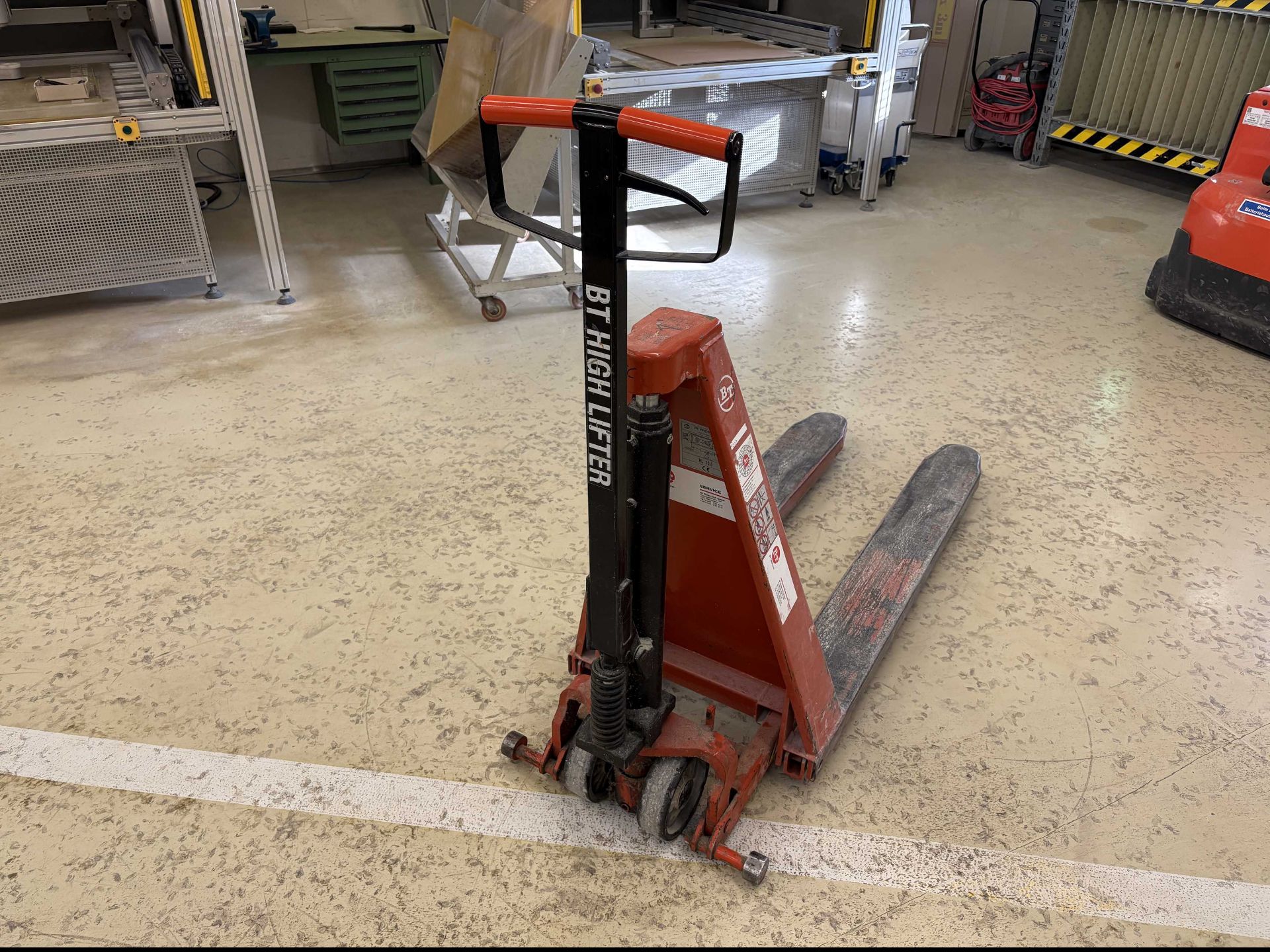 BT HL10/3 high lifter hydraulic pallet truck, 1000kg maximum capacity, S/No.468502, year 2001 - Image 3 of 6