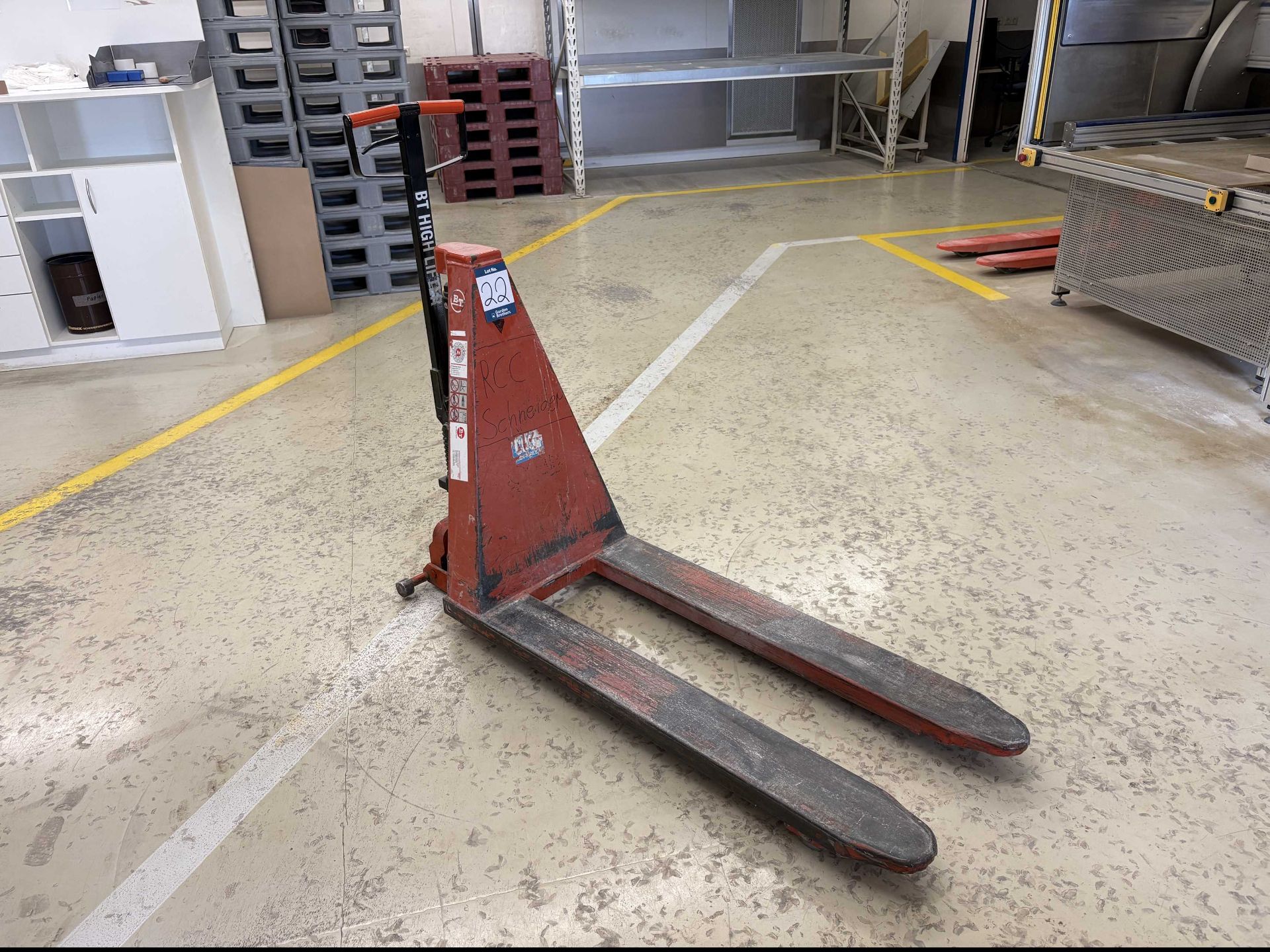 BT HL10/3 high lifter hydraulic pallet truck, 1000kg maximum capacity, S/No.468502, year 2001 - Image 2 of 6