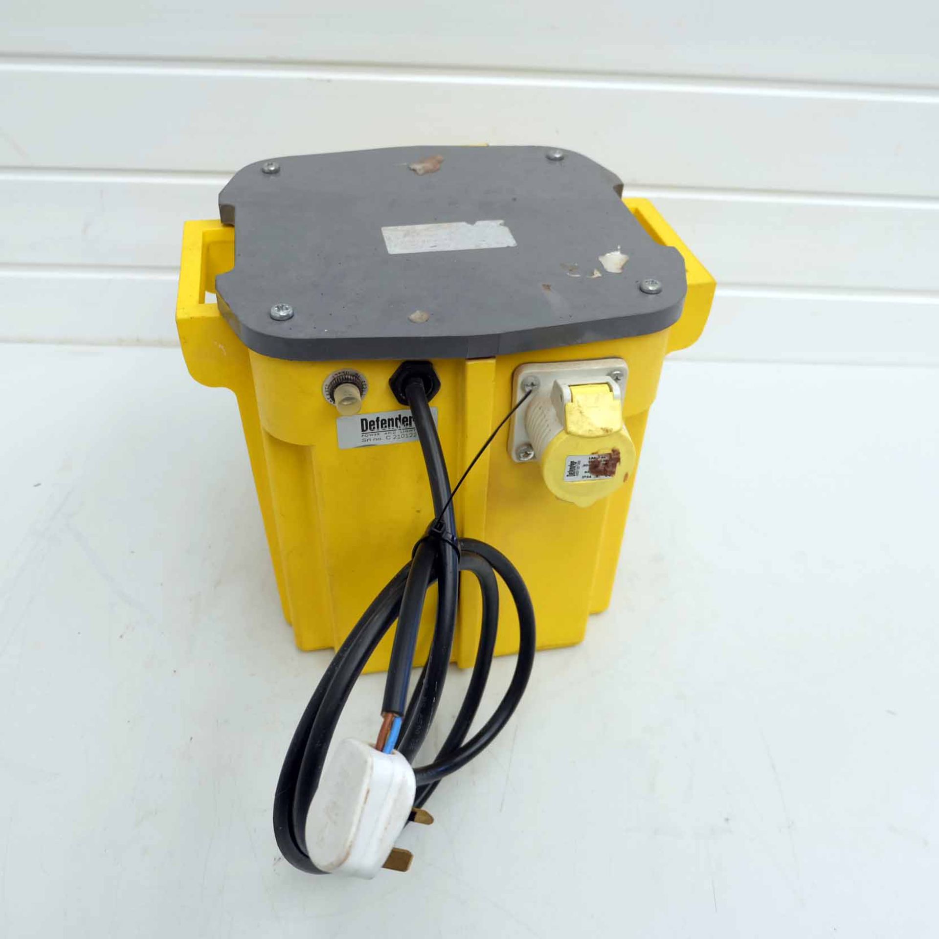 Defender 110V Transformer. 5.0KVA. 2 x 16A Outputs. 1 x 32A Output. 1 x Reset Button. 240V Input.  - Image 4 of 7