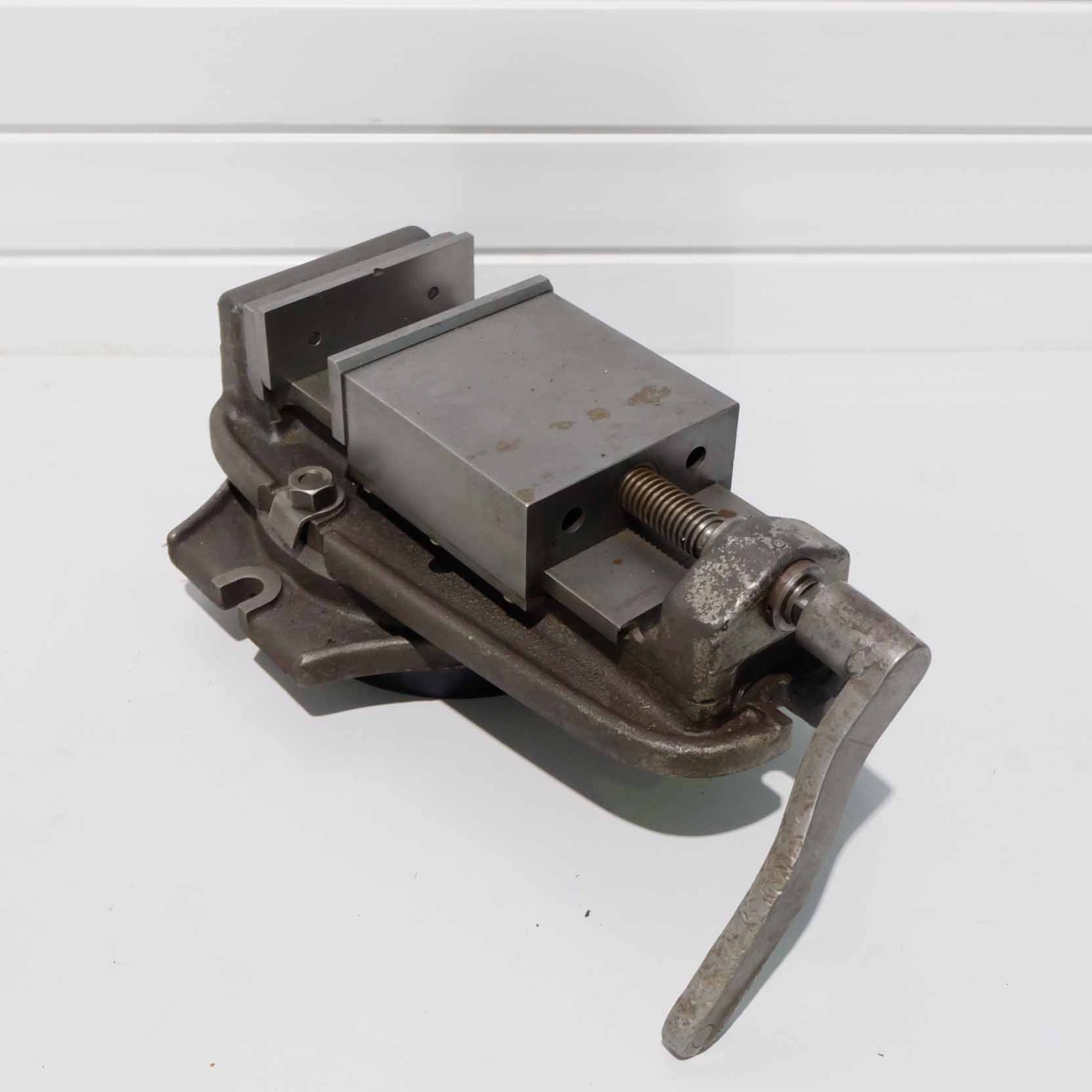 Bridgeport Machine Vice on Swivelling Base. Jaws 6" x 2". Max Opening 5". Max Height 6".