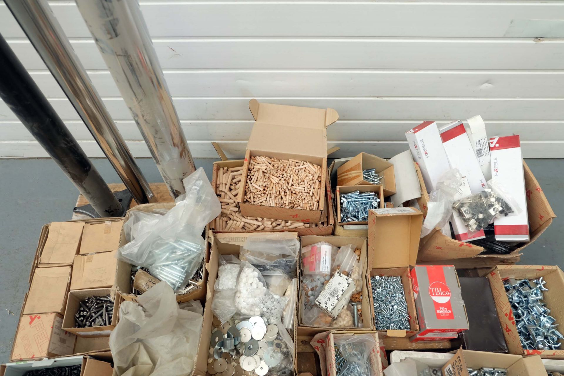 Quantity of Various Fixtures & Fittings. Including Screws, Dowels & Leg Brackets. - Image 4 of 7