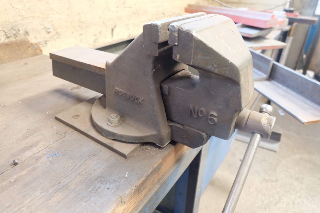 Steel Workbench With Timber Top & Roebuck No6 Bench Vice. Size 7'6" x 30". - Image 4 of 4