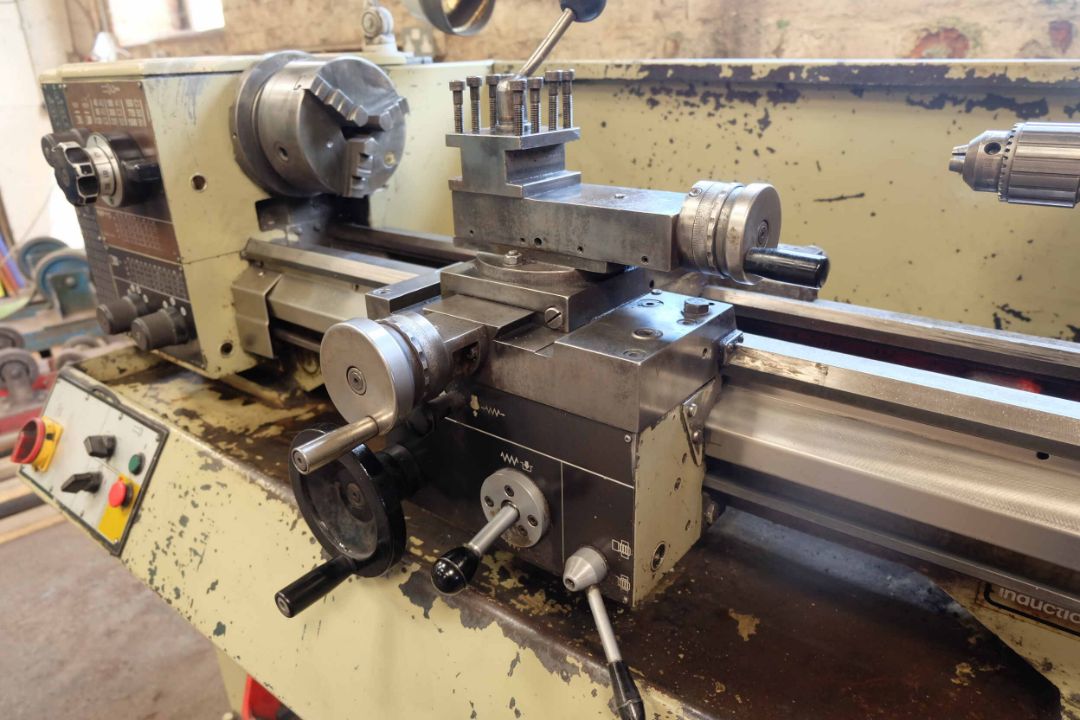 Harrison M250 Centre Lathe. Distance Between Centres 750mm. Swing Over Bed 280mm. Spindle Speeds 40  - Image 5 of 9
