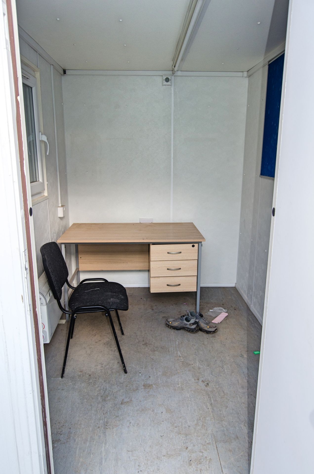 24ft x 9ft steel anti-vandal welfare site unit Comprising of: Canteen area, drying room, office, - Image 8 of 10