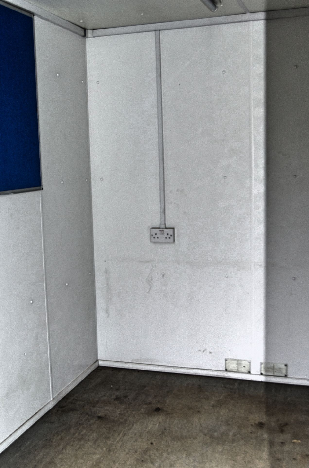 24ft x 9ft steel anti vandal welfare site unit Comprising of: Canteen area, drying room, office, - Image 9 of 11