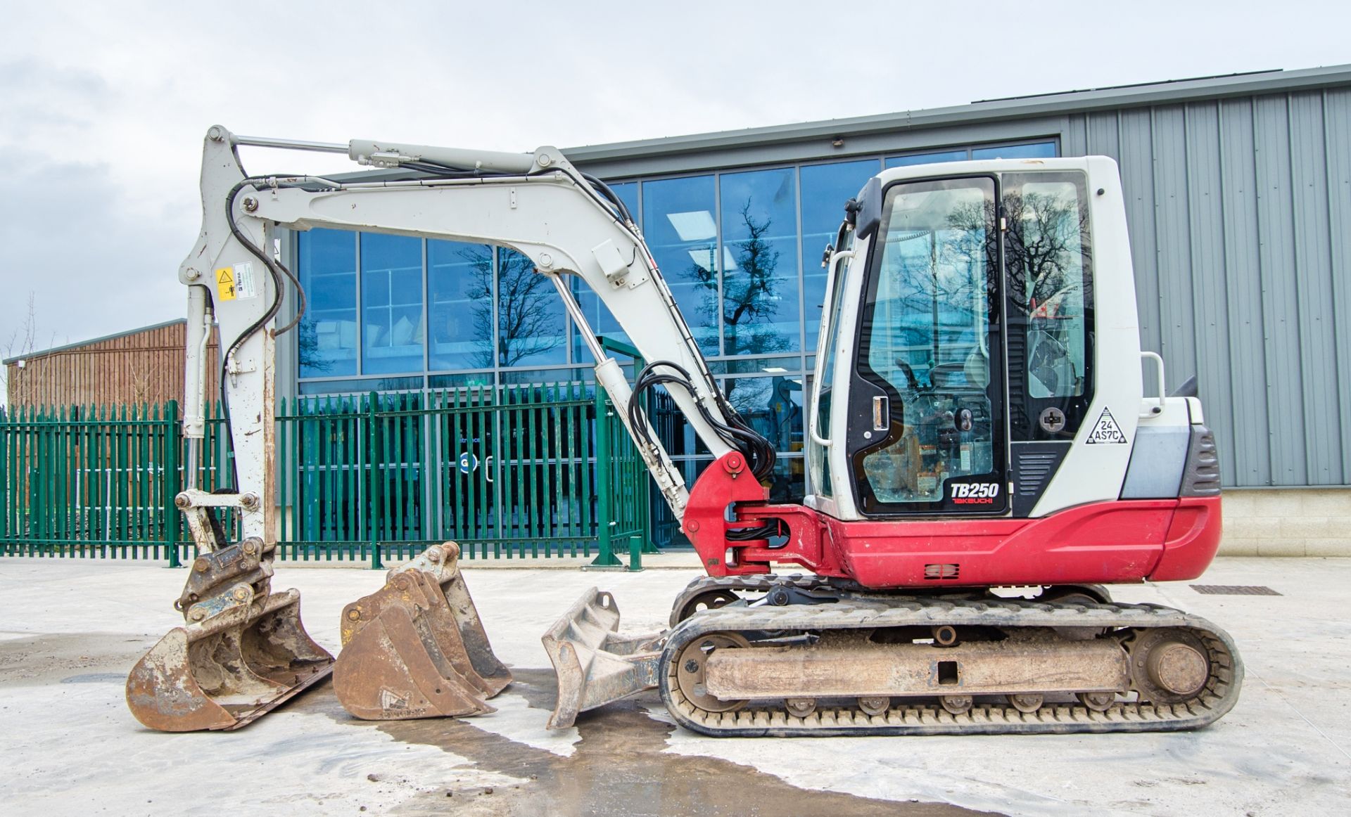 Takeuchi TB250 5 tonne rubber tracked excavator Year: 2018 S/N: 125005919 Recorded Hours: 5503 - Image 7 of 27
