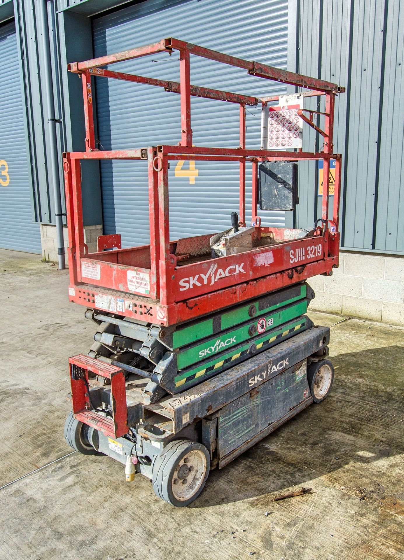 Skyjack SJIII 3219 battery electric scissor lift access platform Year: 2016 S/N: 22095759 - Image 3 of 7