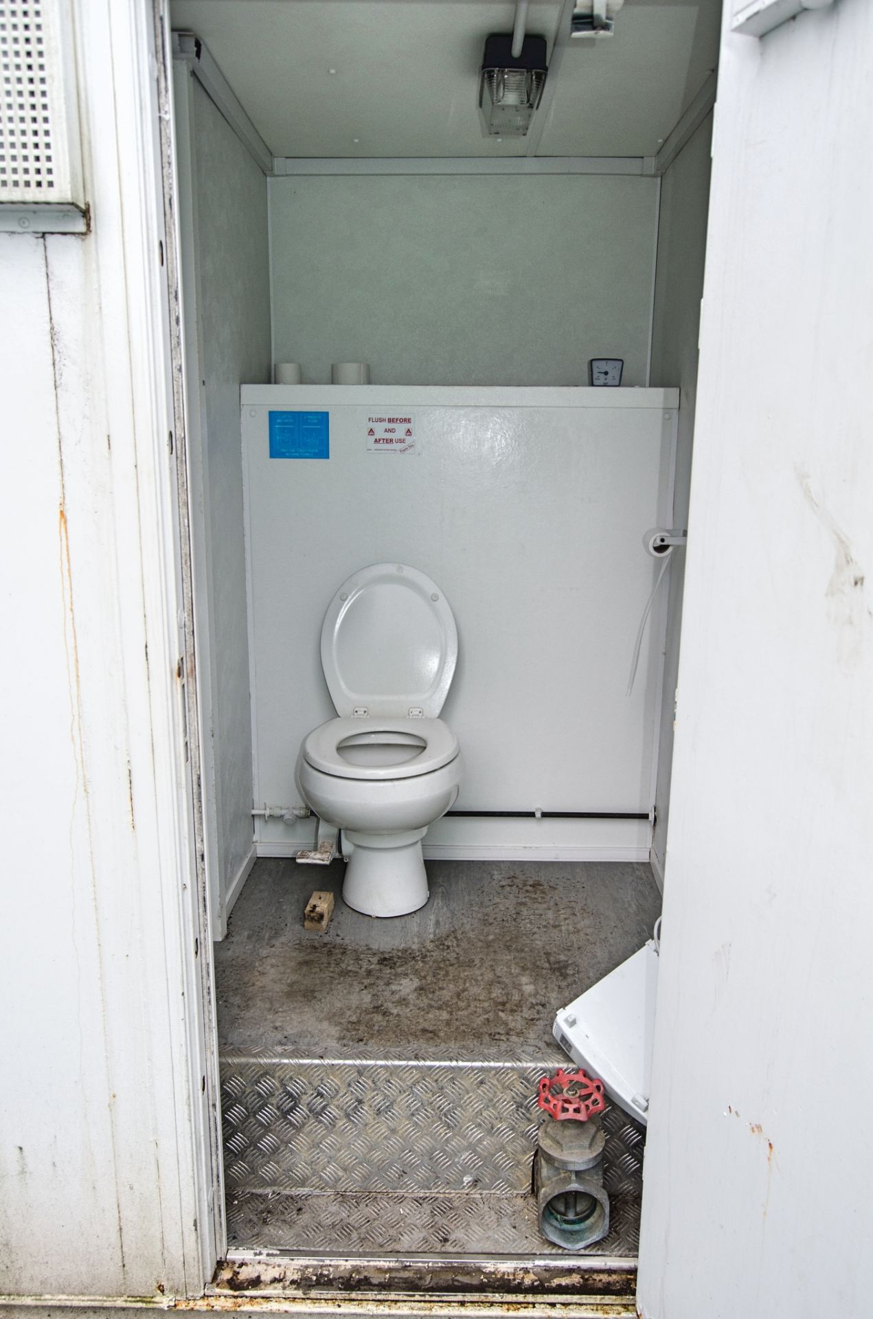 24ft x 9ft steel anti-vandal welfare site unit Comprising of: Canteen area, drying room, office, - Image 9 of 11