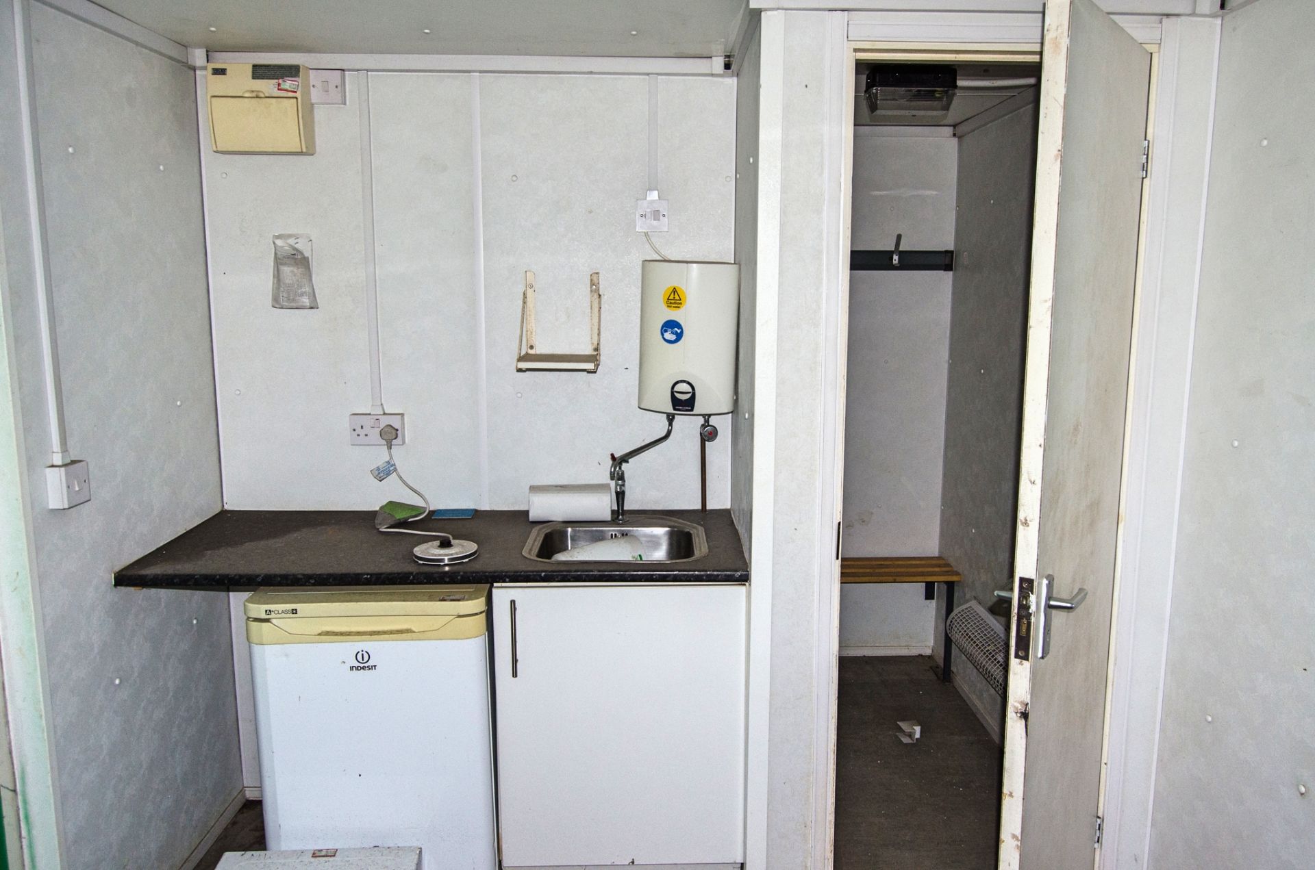 24ft x 9ft steel anti-vandal welfare site unit Comprising of: Canteen area, drying room, office, - Image 6 of 11