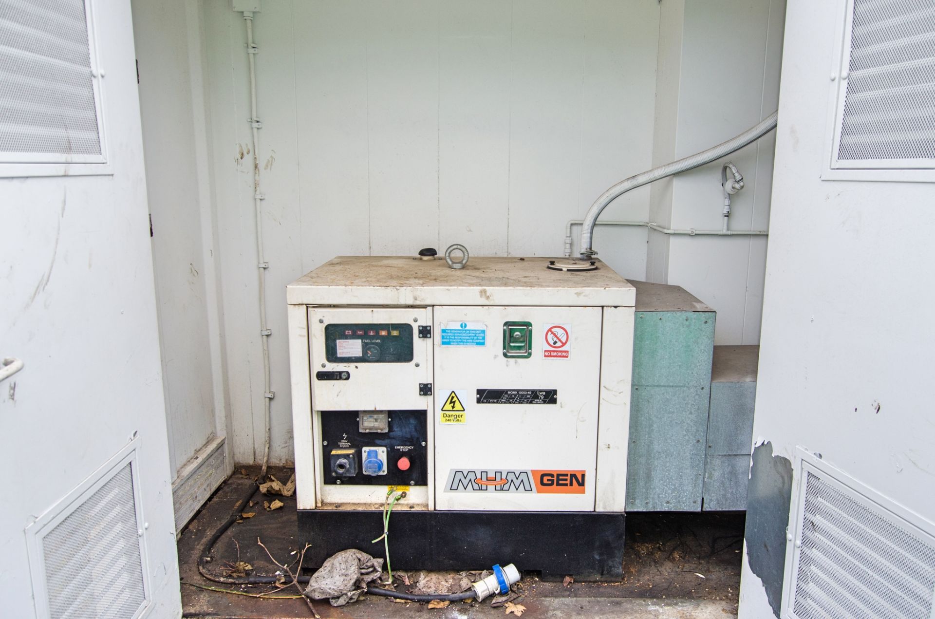 24ft x 9ft steel anti-vandal welfare site unit Comprising of: Canteen area, drying room, office, - Image 10 of 11
