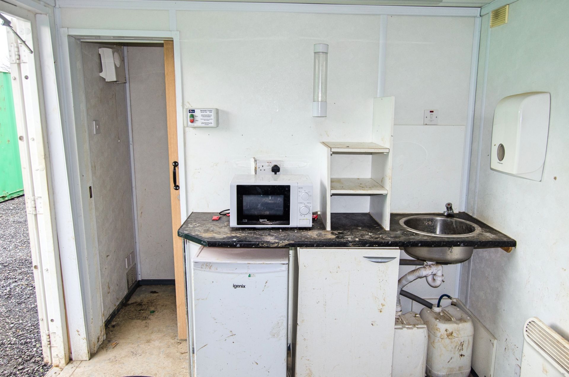 24ft x 9ft steel anti-vandal welfare site unit Comprising of: Canteen area, drying room, office, - Image 6 of 11