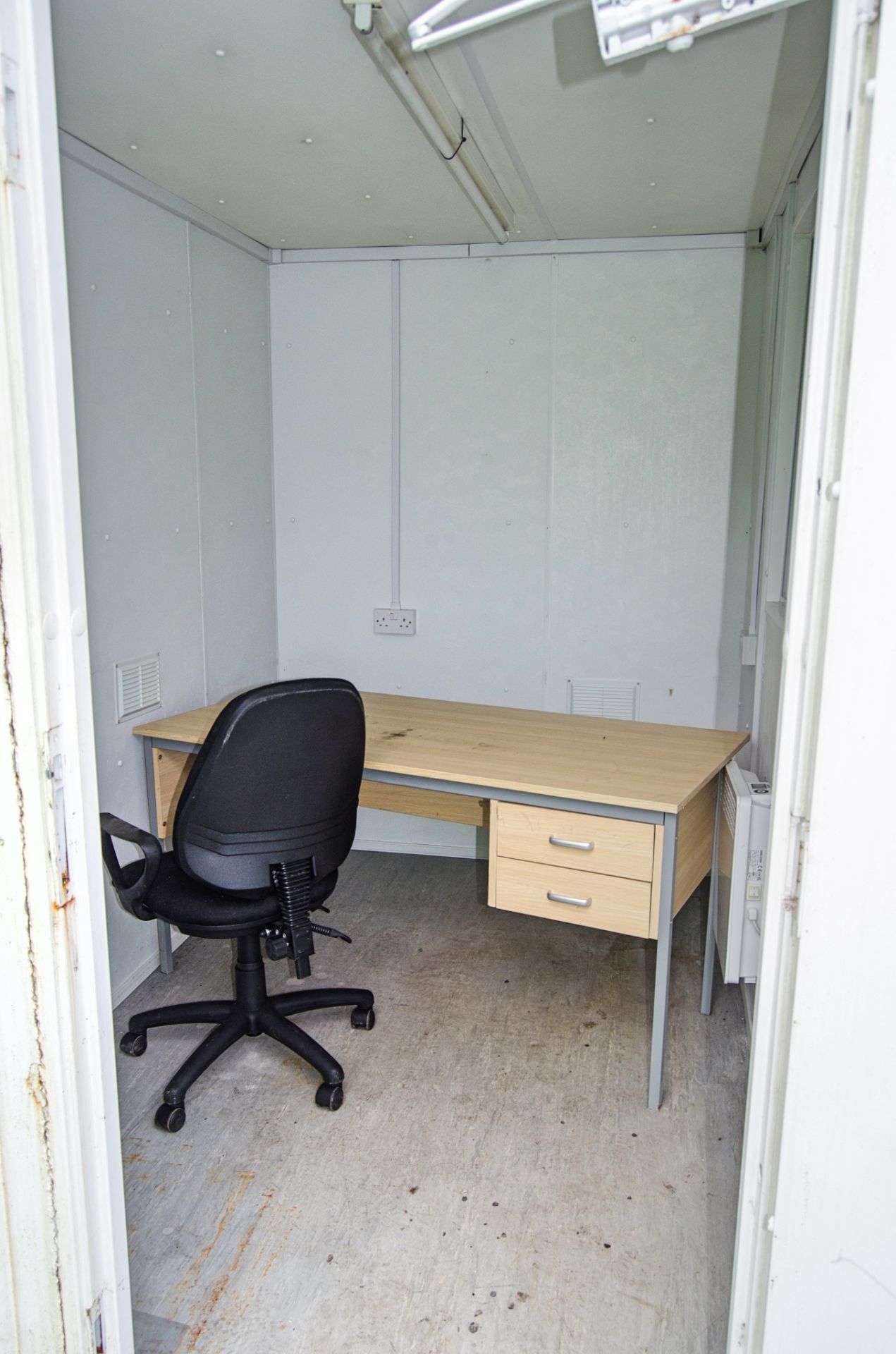 24ft x 9ft steel anti-vandal welfare site unit Comprising of: Canteen area, drying room, office, - Image 8 of 11