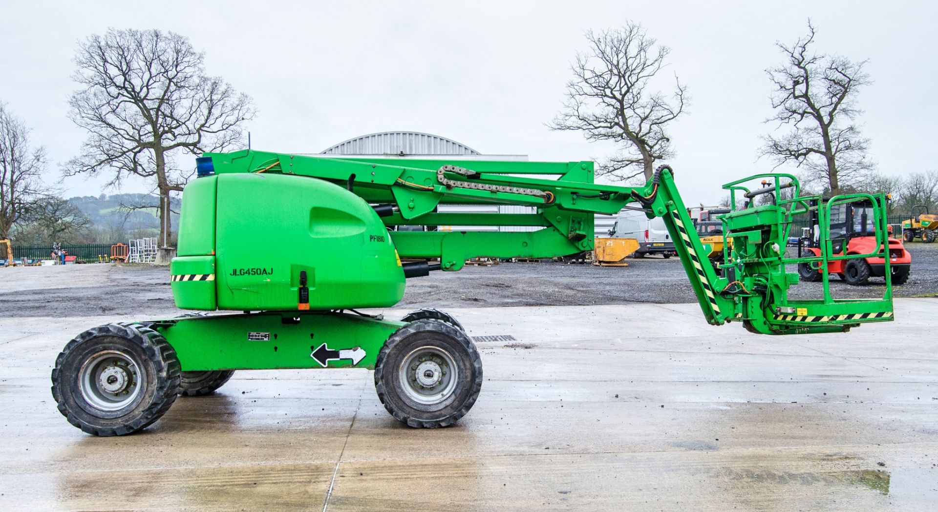 JLG 450 AJ diesel driven 4 wheel drive articulated boom access platform Year: 2014 S/N: E300002054 - Image 8 of 19