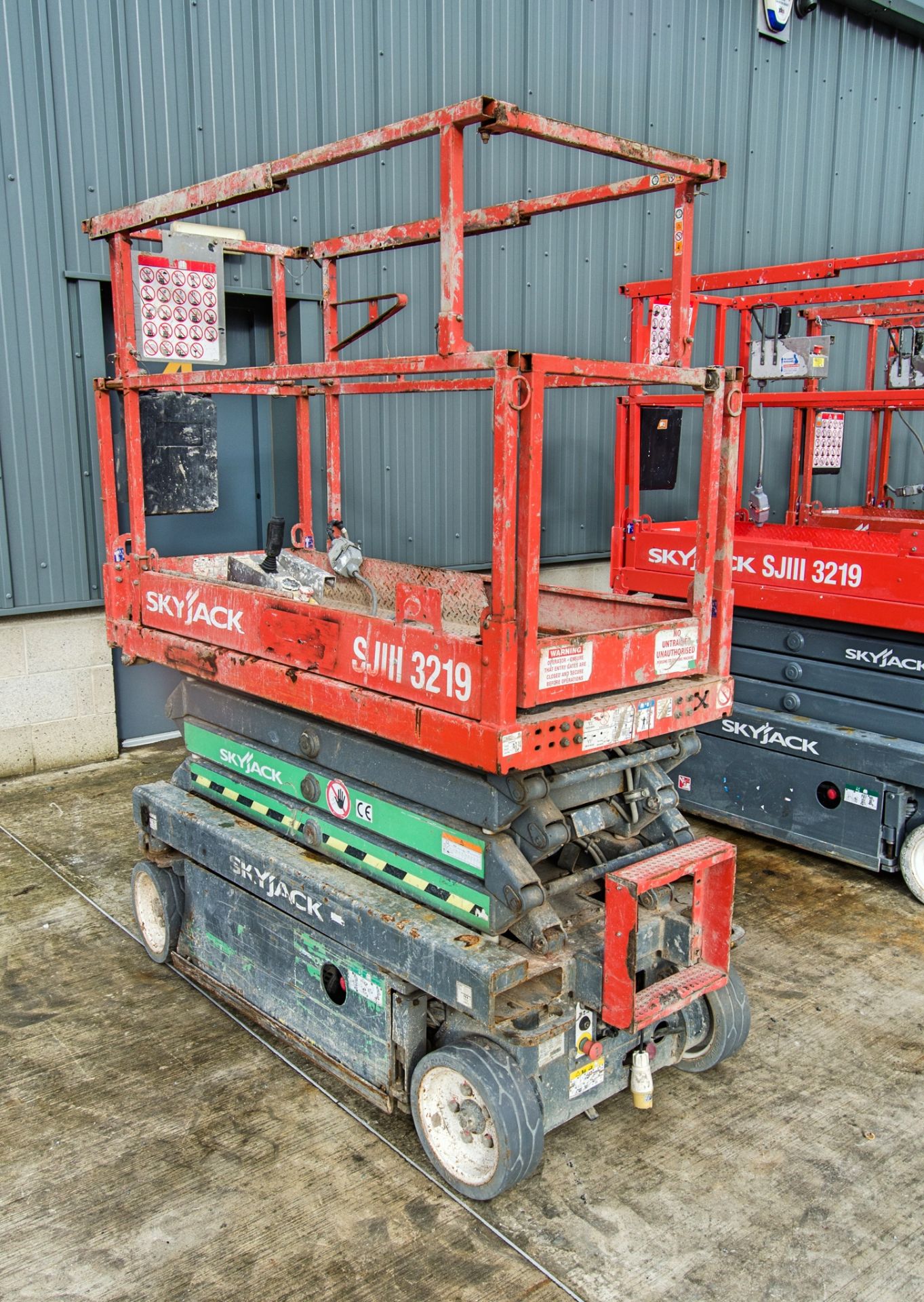 Skyjack SJIII 3219 battery electric scissor lift access platform Year: 2016 S/N: 22095759 - Image 4 of 7