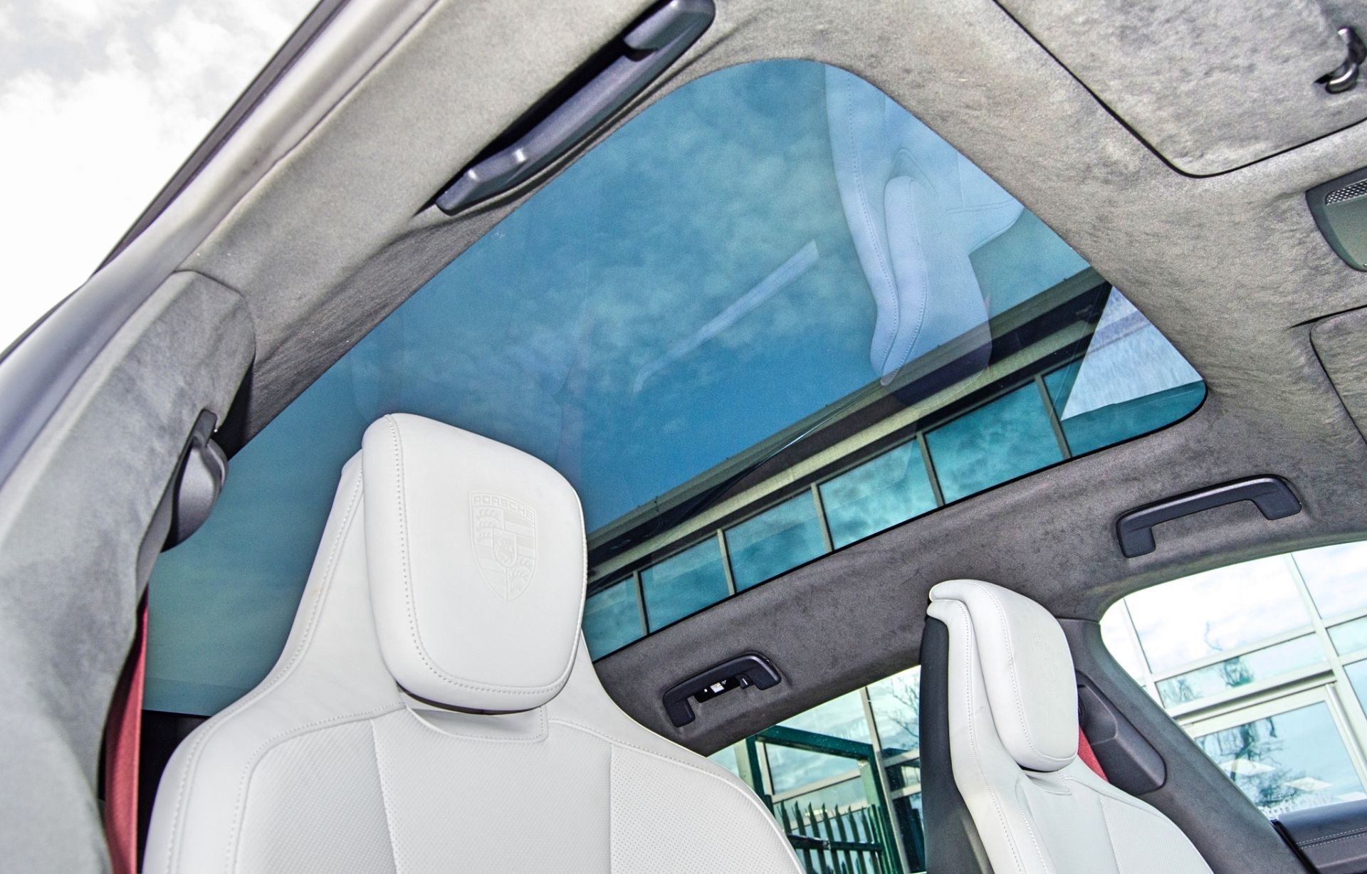 2023 Porsche Taycan Turbo Cross Turismo 500KW 93KWH electric automatic 5 seat hatchback - Image 31 of 40