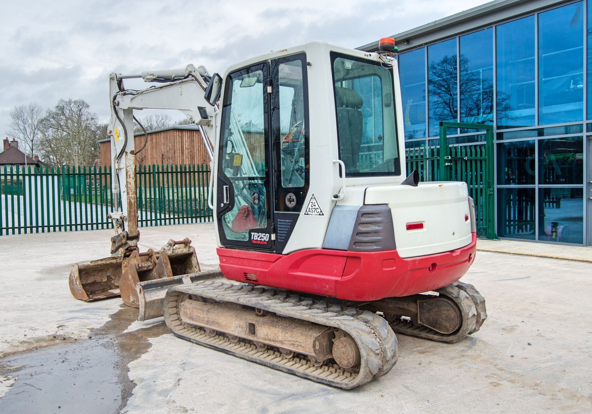 Takeuchi TB250 5 tonne rubber tracked excavator Year: 2018 S/N: 125005919 Recorded Hours: 5503 - Image 4 of 27