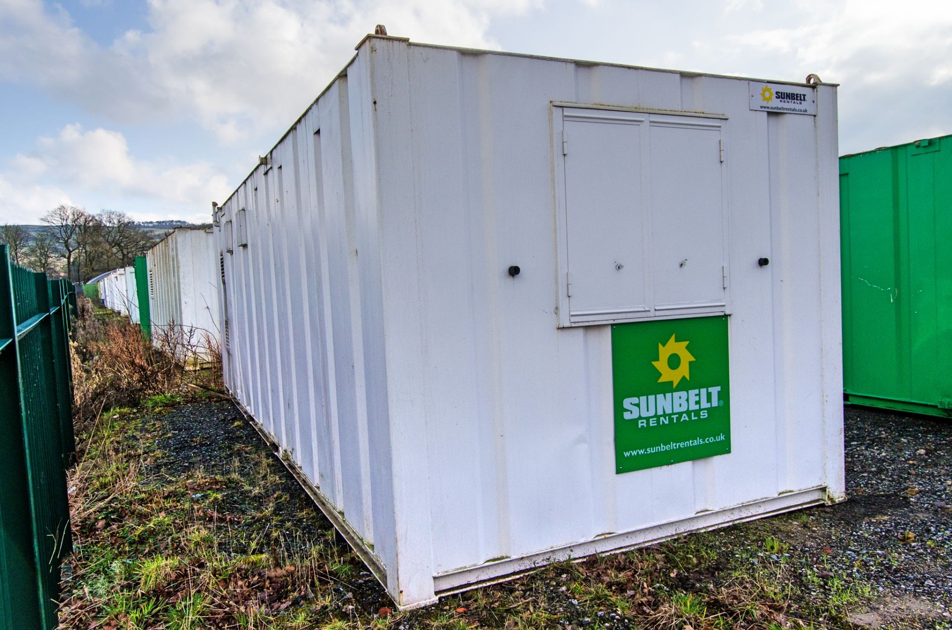 24ft x 9ft steel anti-vandal welfare site unit Comprising of: Canteen area, drying room, office, - Image 3 of 10