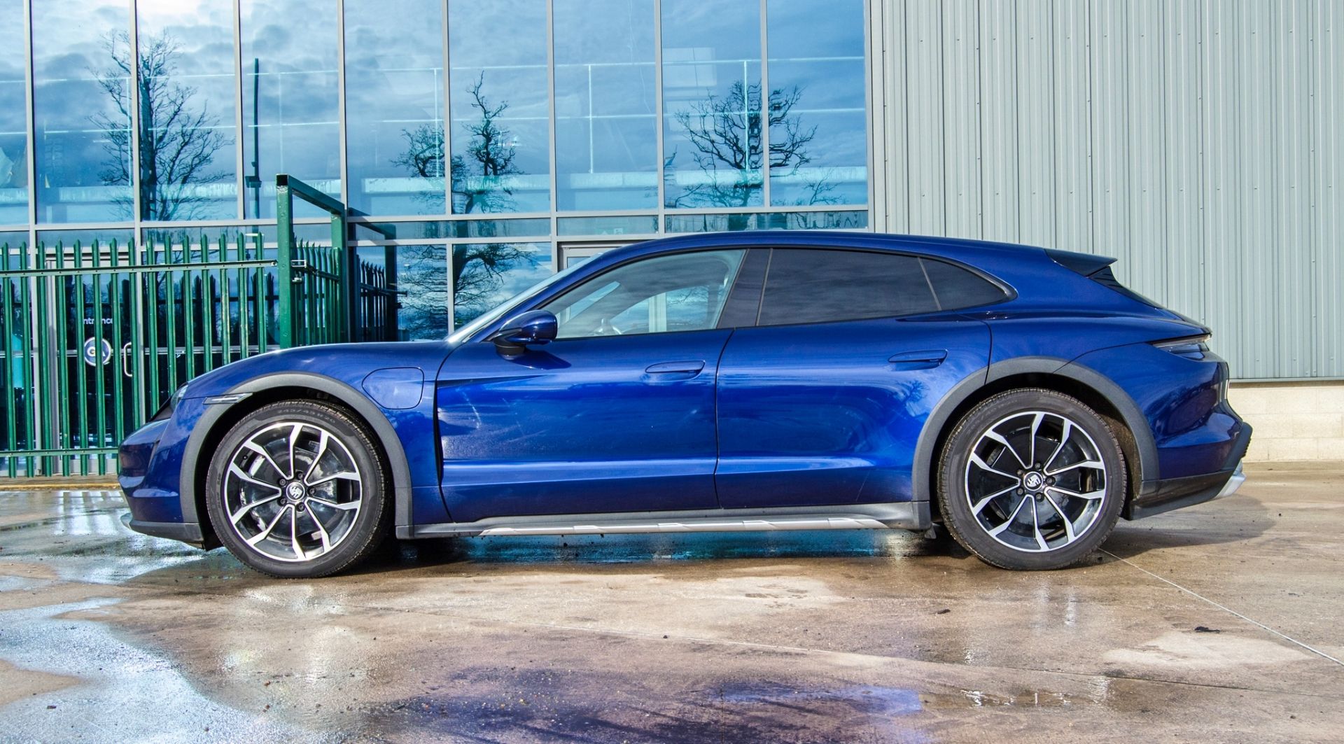 2023 Porsche Taycan Turbo Cross Turismo 500KW 93KWH electric automatic 5 seat hatchback - Image 7 of 40