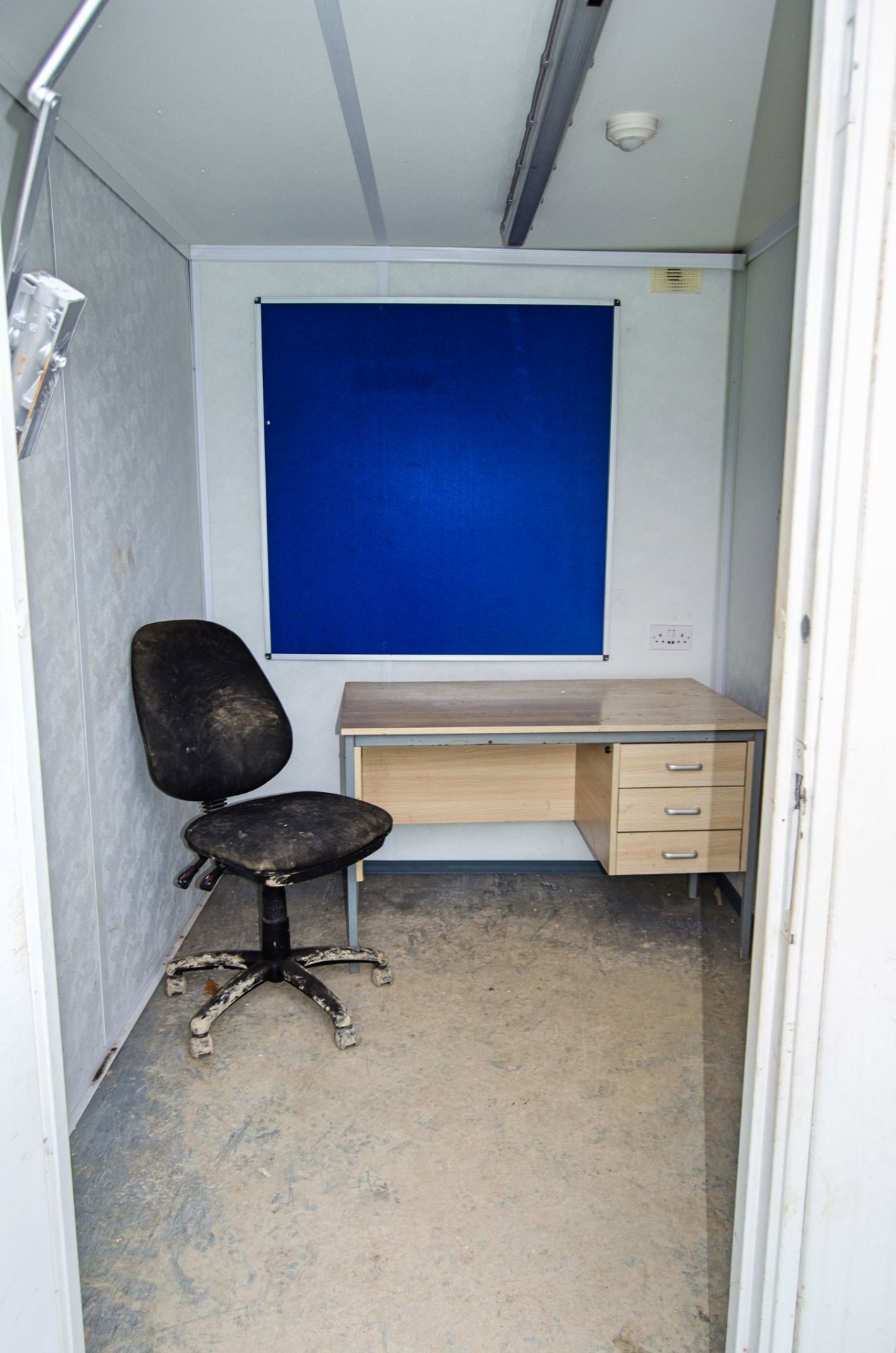 24ft x 9ft steel anti-vandal welfare site unit Comprising of: Canteen area, drying room, office, - Image 8 of 11