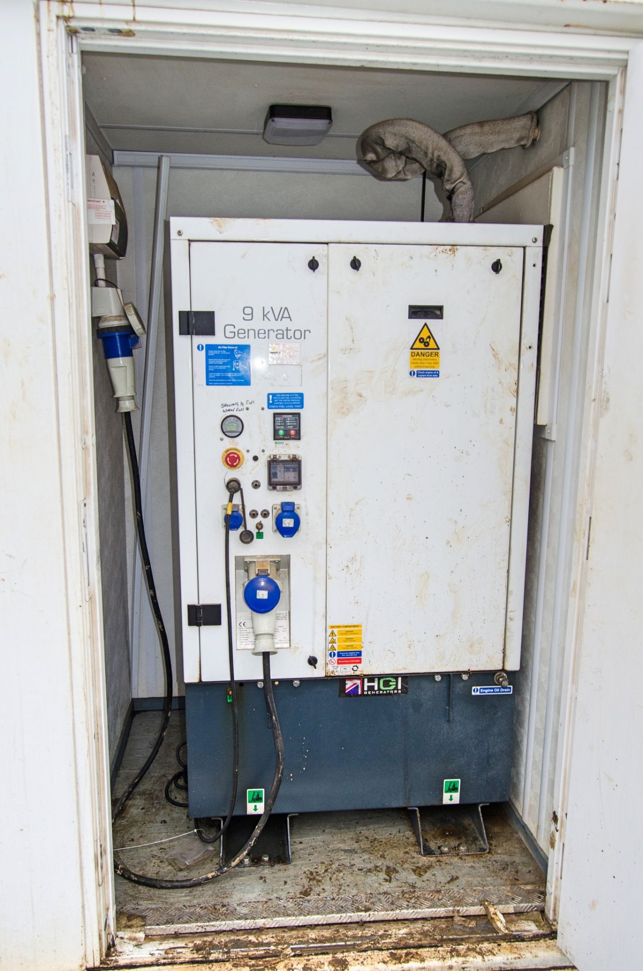 24ft x 9ft steel anti-vandal welfare site unit Comprising of: Canteen area, drying room, office, - Image 10 of 11