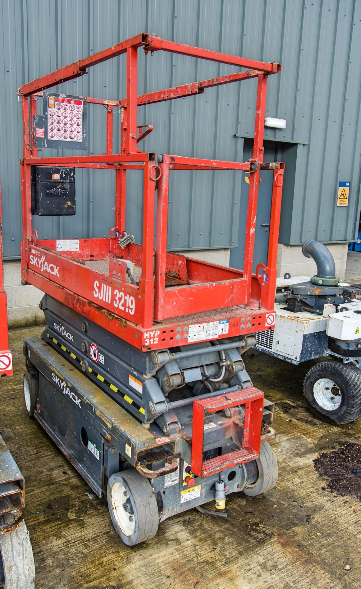 Skyjack SJIII 3219 battery electric scissor lift access platform Year: 2014 S/N: 22067626 HYP312 - Image 4 of 7