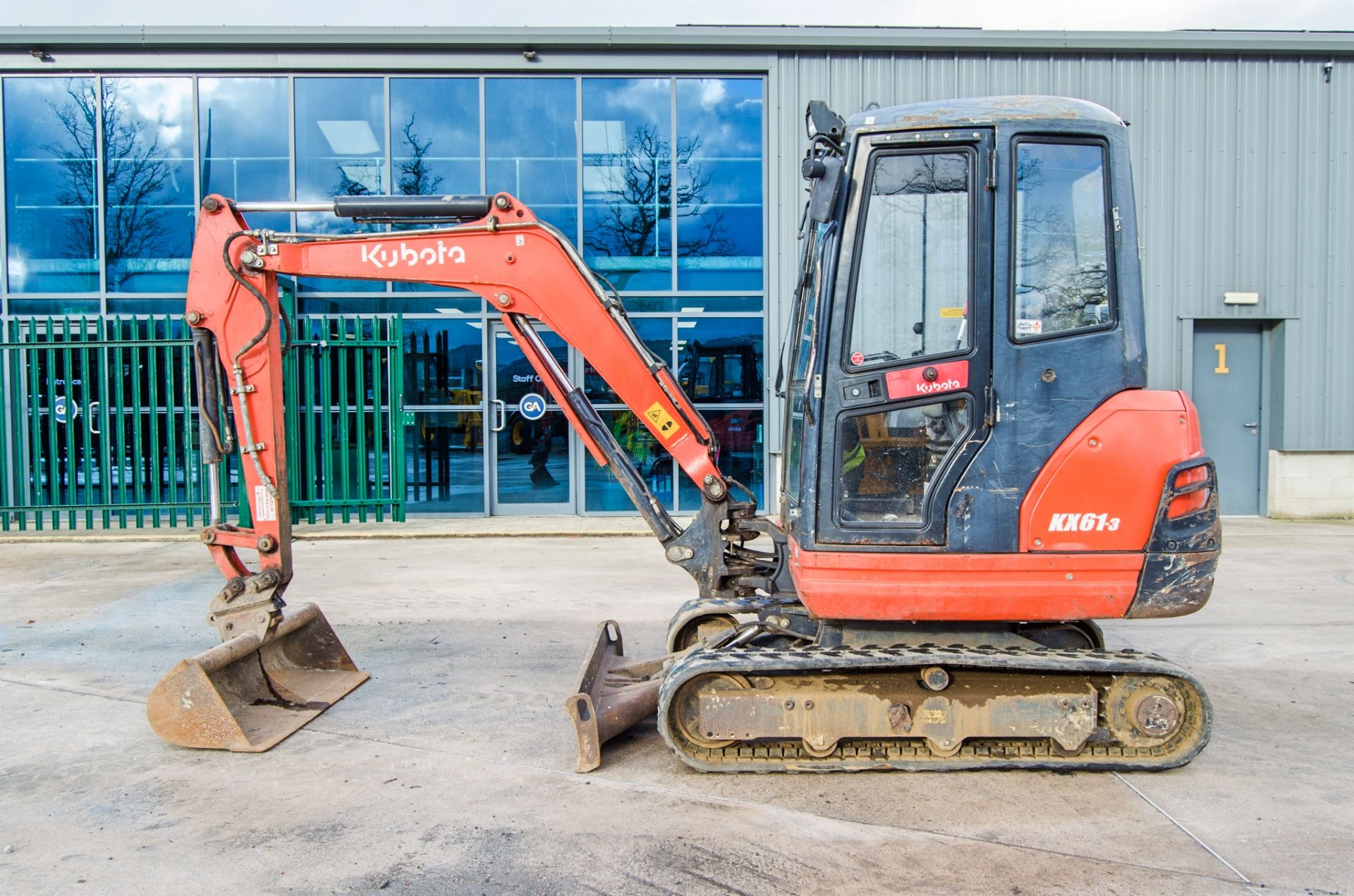 Kubota KX61-3 2.6 tonne rubber tracked excavator Year: 2017 S/N: 83407 Recorded Hours: 2864 blade. - Image 7 of 25