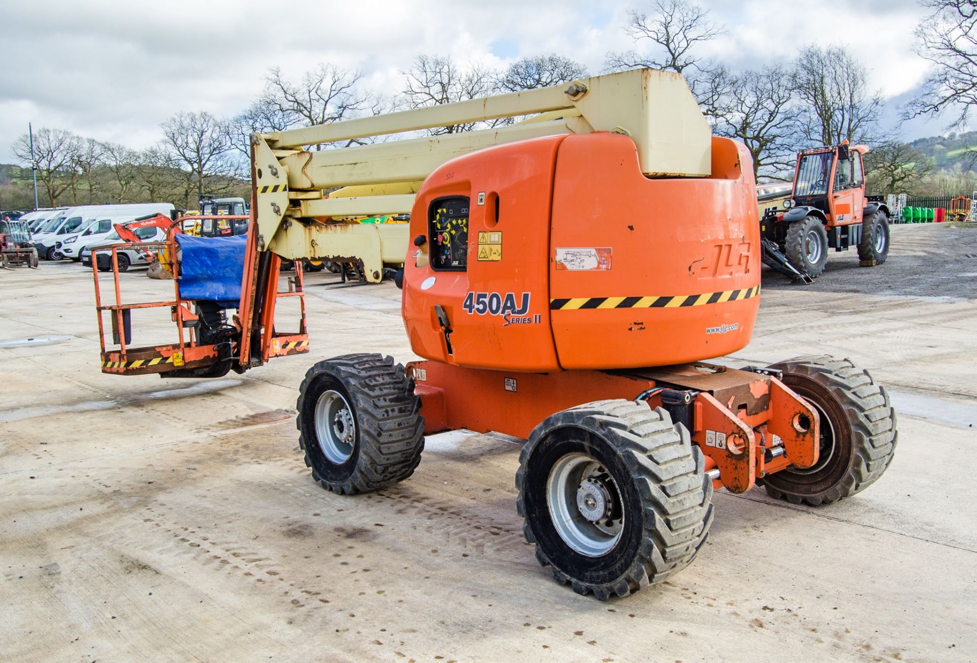 JLG 450AJ Series II diesel driven articulated boom access platform Year: 2012 S/N: E300000325 - Image 4 of 19