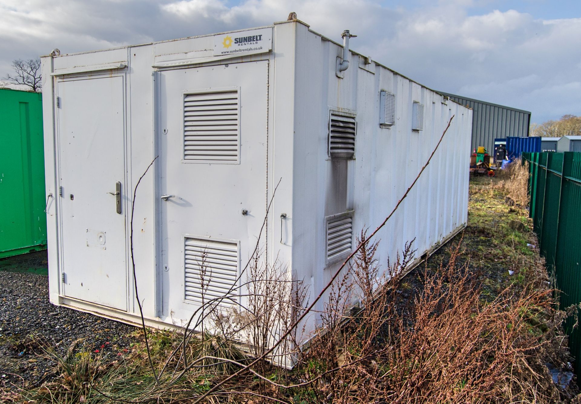 24ft x 9ft steel anti-vandal welfare site unit Comprising of: Canteen area, drying room, office, - Image 4 of 10