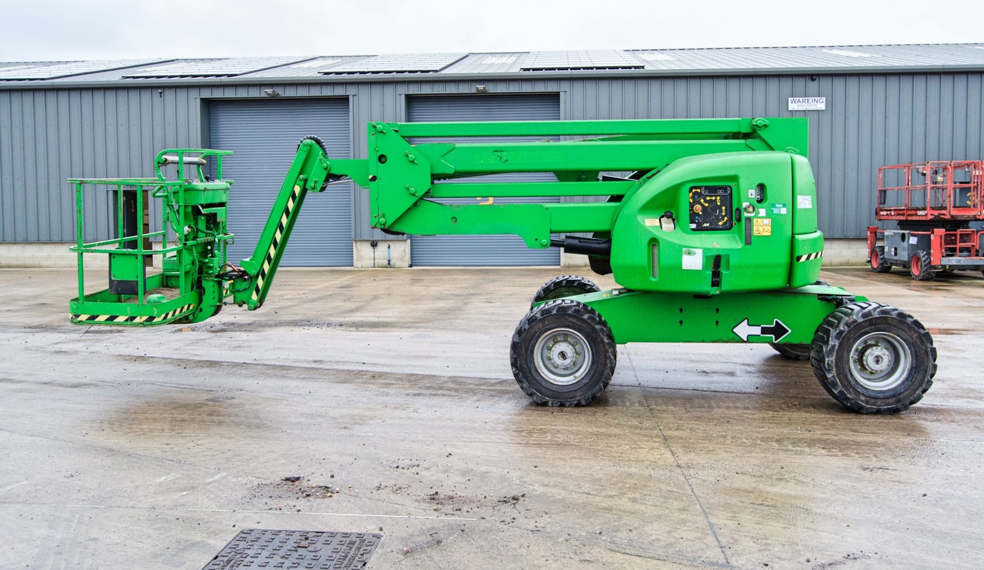 JLG 450 AJ diesel driven 4 wheel drive articulated boom access platform Year: 2014 S/N: E300002054 - Image 7 of 19
