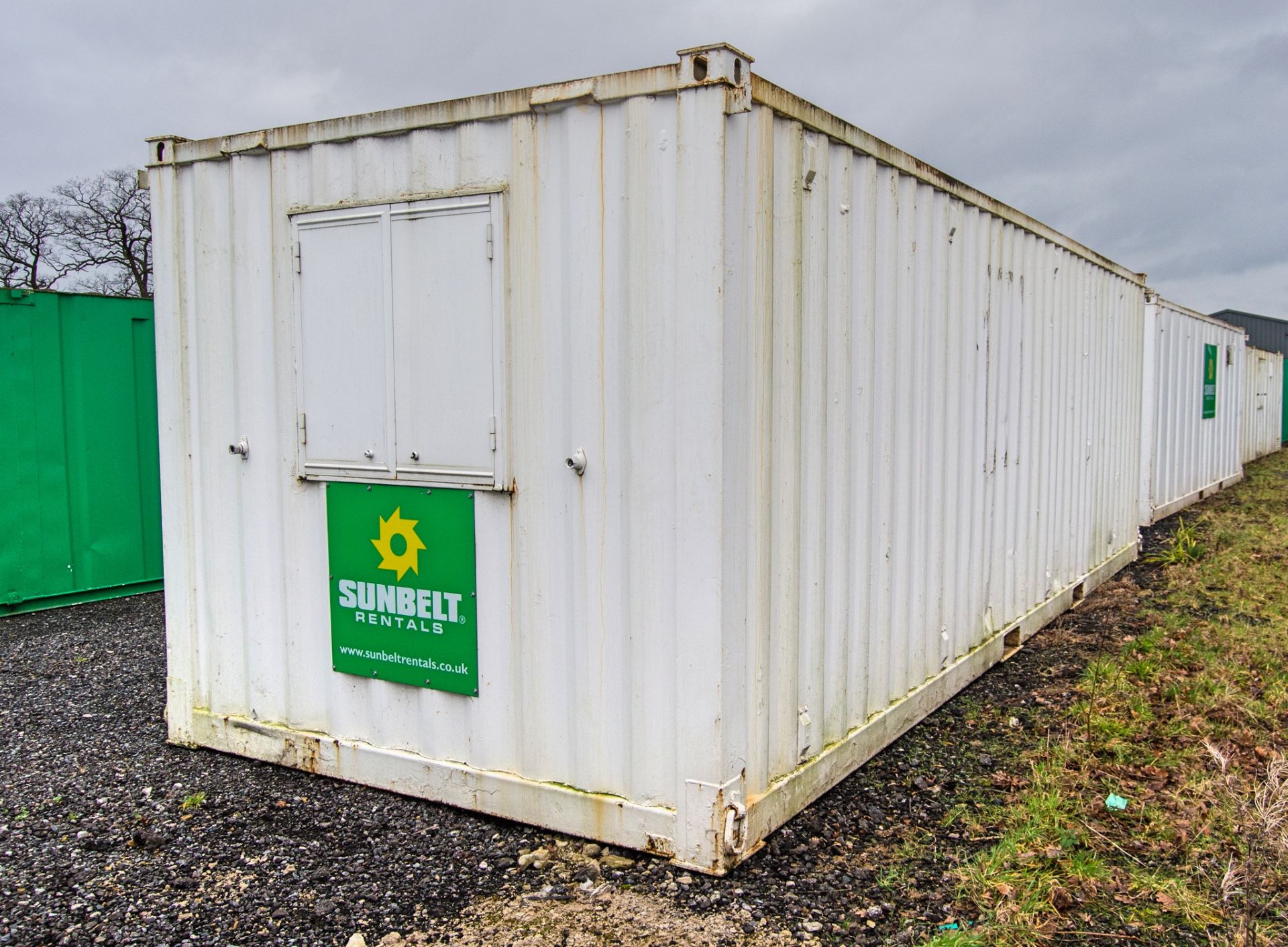 24ft x 9ft steel anti-vandal welfare site unit Comprising of: Canteen area, drying room, office, - Image 4 of 11
