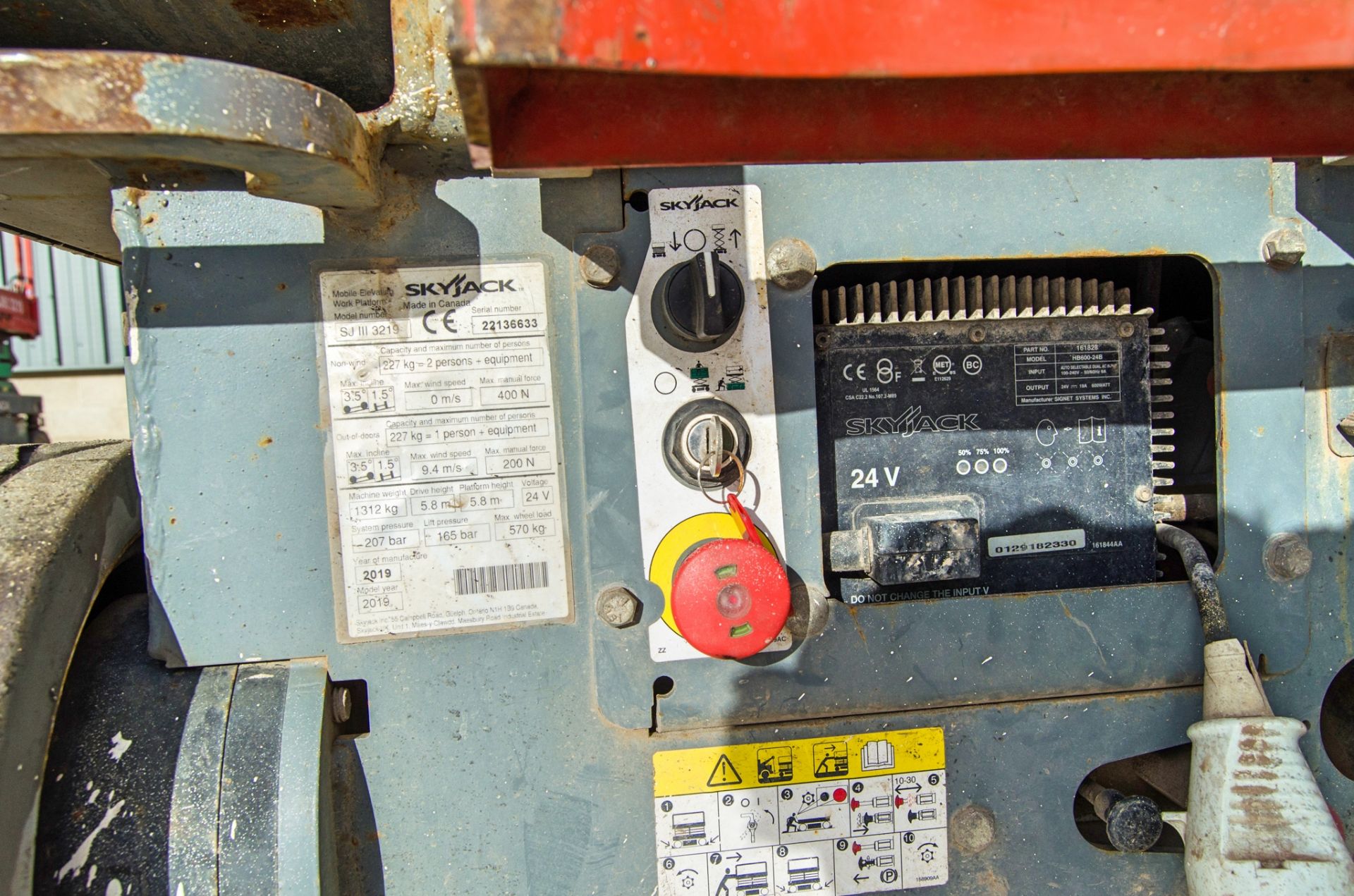 Skyjack SJIII 3219 battery electric scissor lift access platform Year: 2019 S/N: 22136633 HYP547 - Image 8 of 10