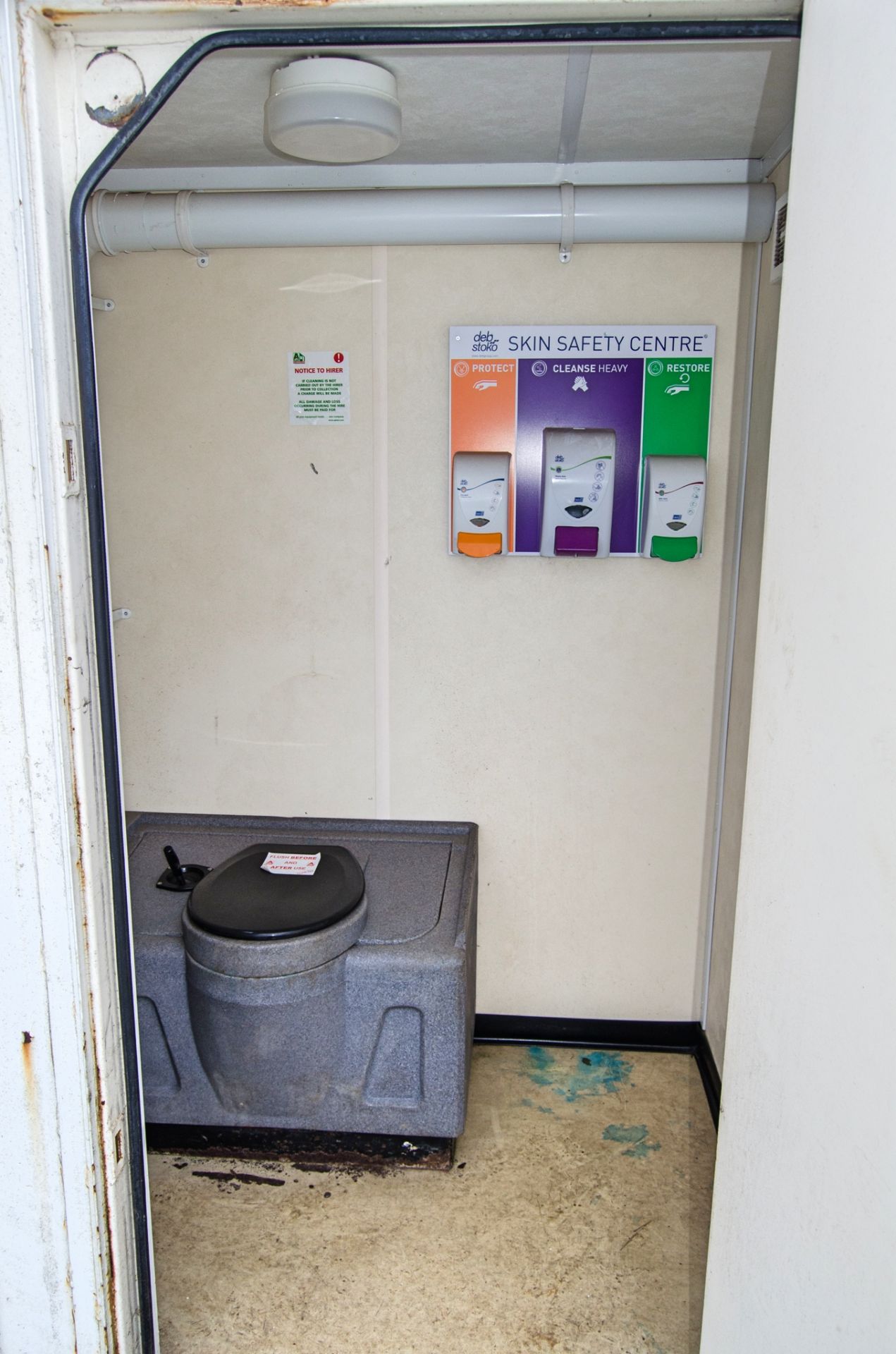21ft x 9ft steel anti-vandal welfare site unit Comprising of: Canteen area, drying room, toilet & - Image 8 of 10